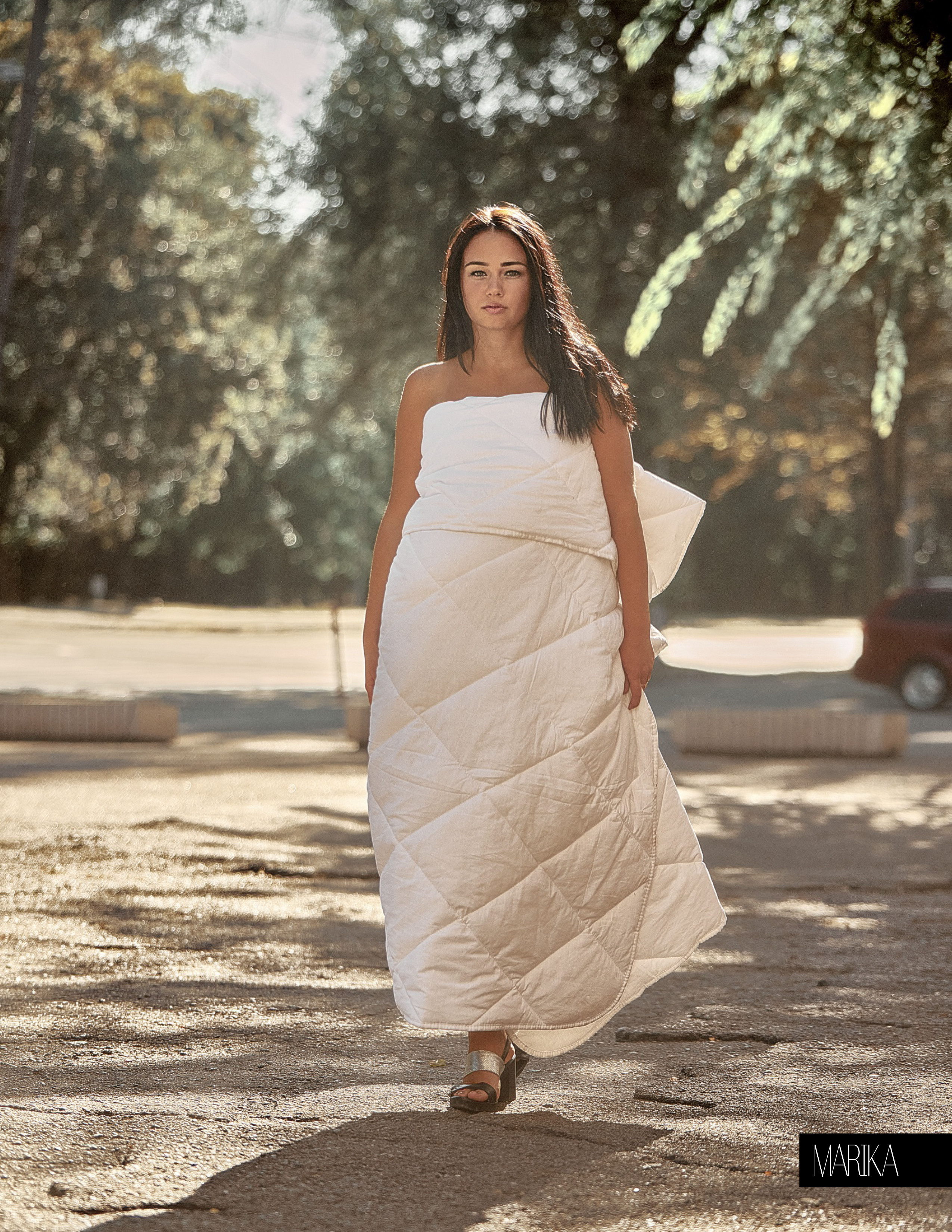 Фесшн фотосессия в одеяле на улицах города Кривой Рог.