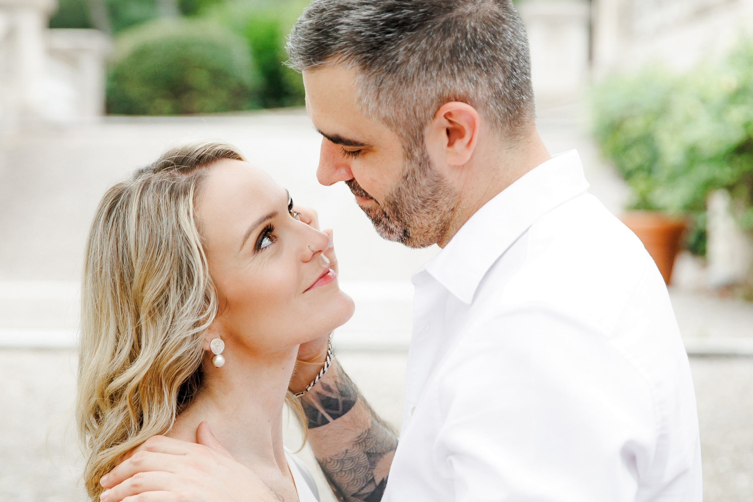 Gentle kiss during a romantic engagement shoot in Barcelona 