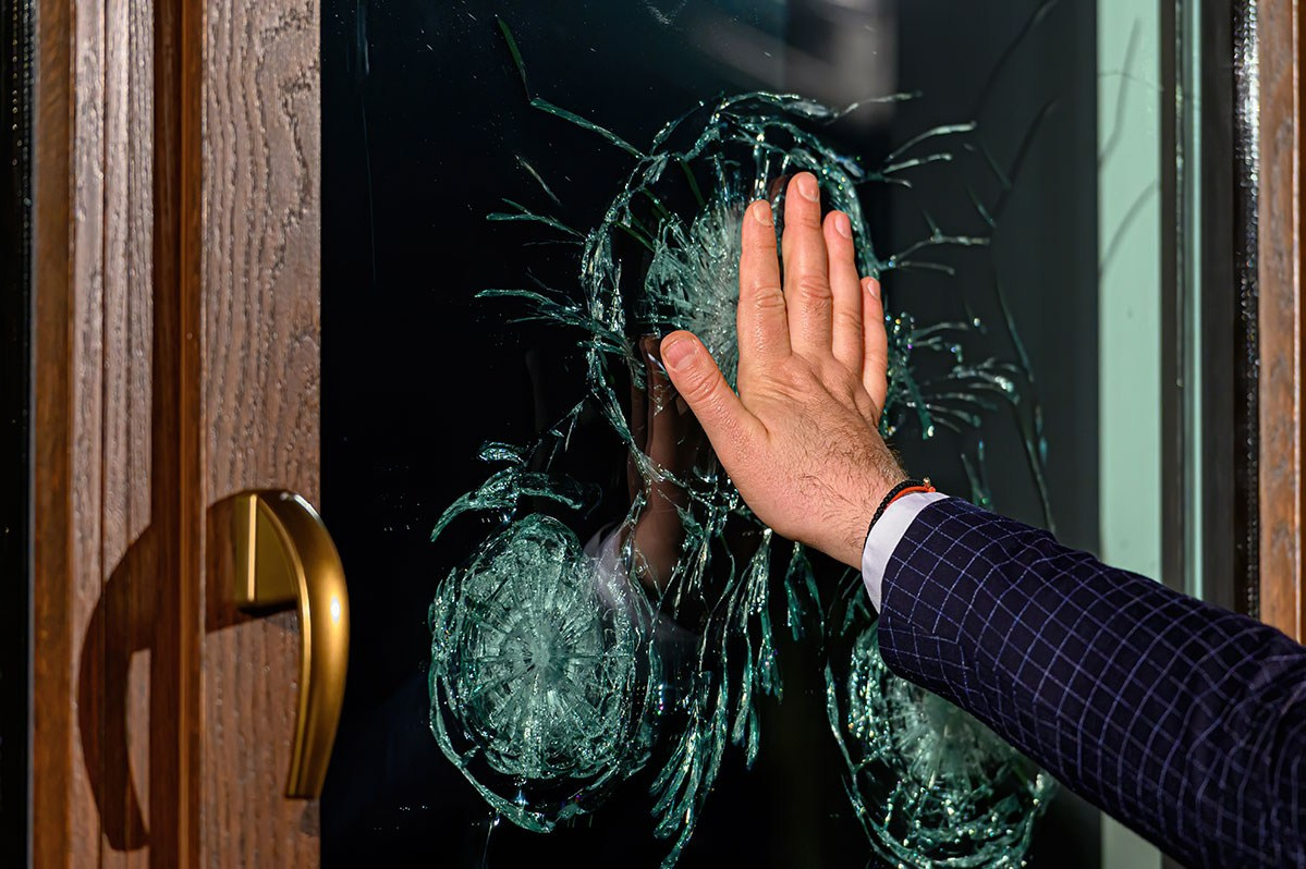 Бронированный стеклопакет для надежной защиты вашего дома.