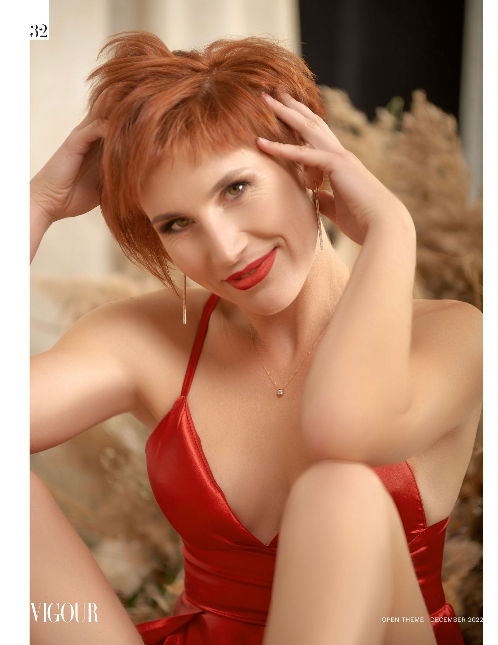 Рыжая девушка в красном платье.