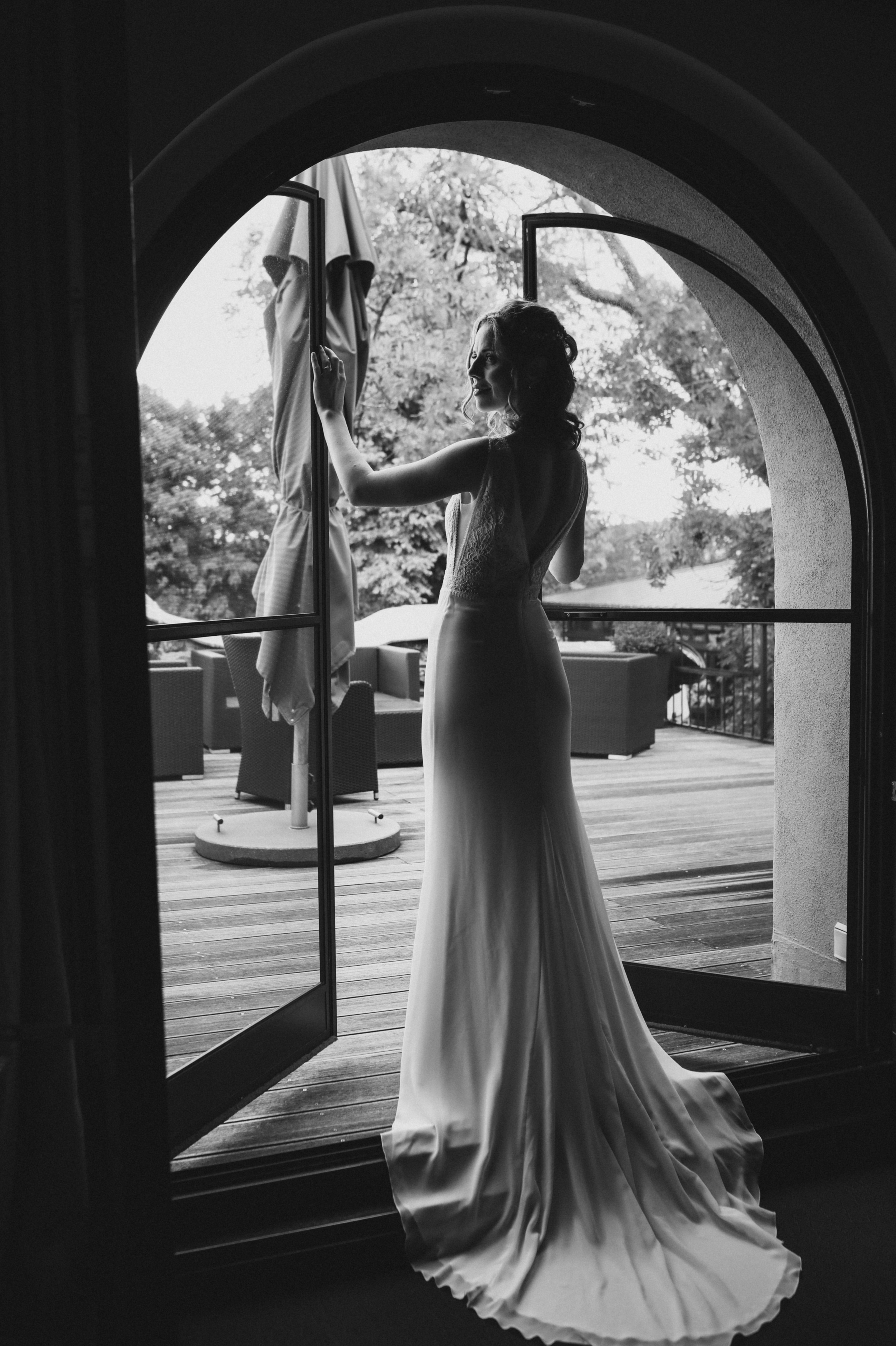 Natürliches Paarshooting über den Weinbergen der Burg Schwarzenstein – Hochzeitsfotografin Frankfurt am Main