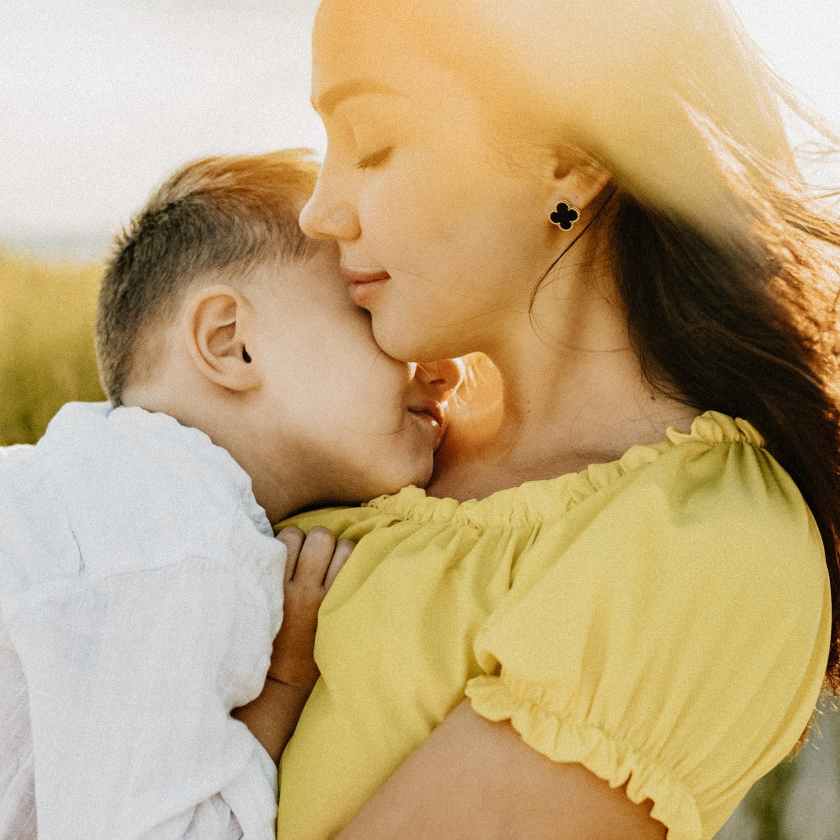 Вид сверху на турку с кофе и стеклянную баночку со звездочками аниса