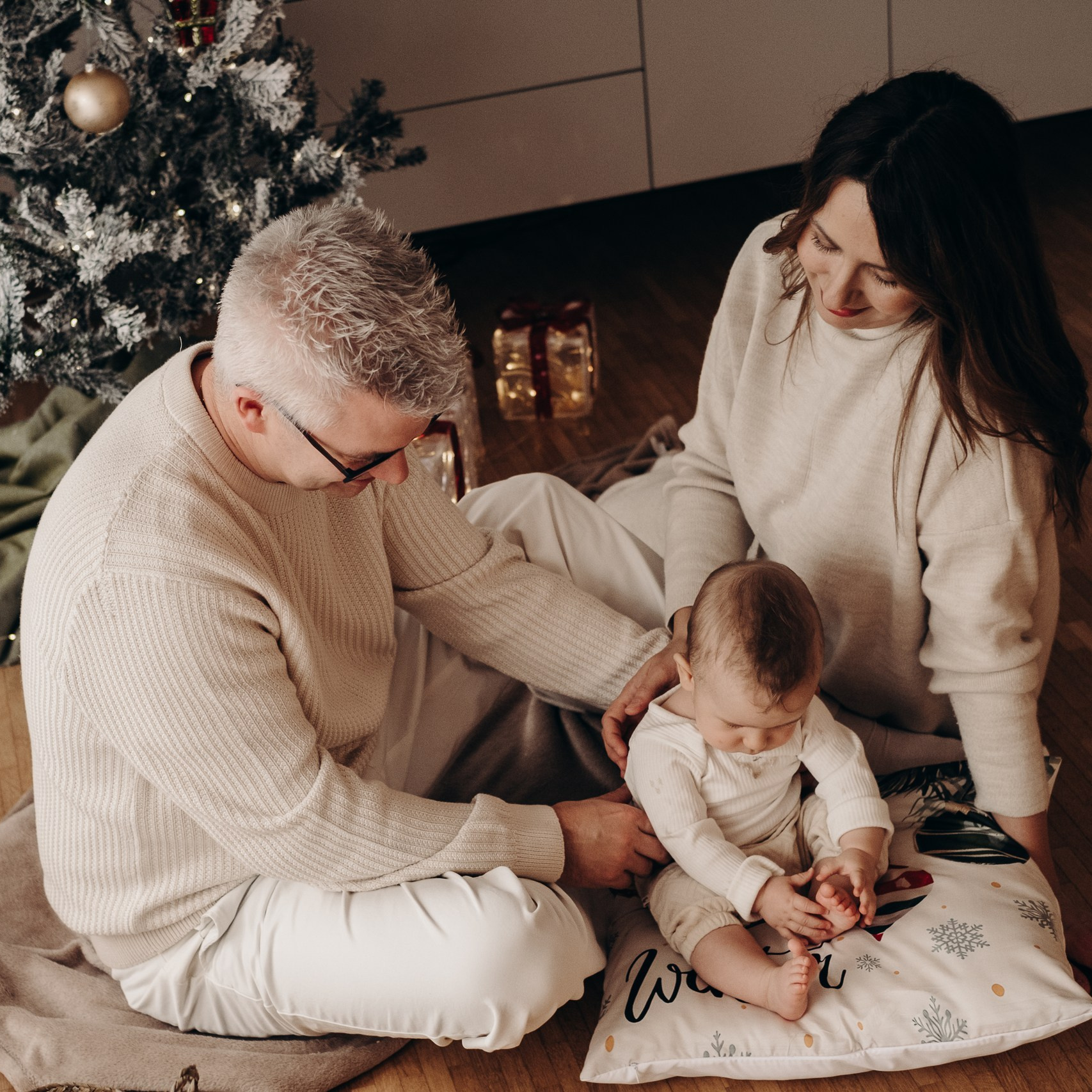 Weihnachtsfotoshooting bei euch zu Hause. Eure authentischen Familien- & Newbornmomente –erzählt in Fotos & Videos