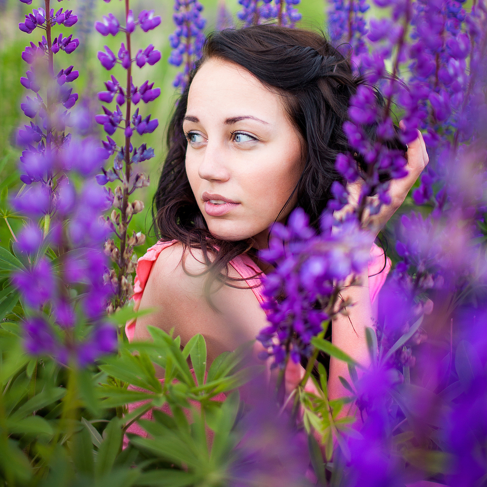 Pavasara fotosesija lupīnās. Sieviete un zilli lillā lupīnas. Skaista fotosesija.