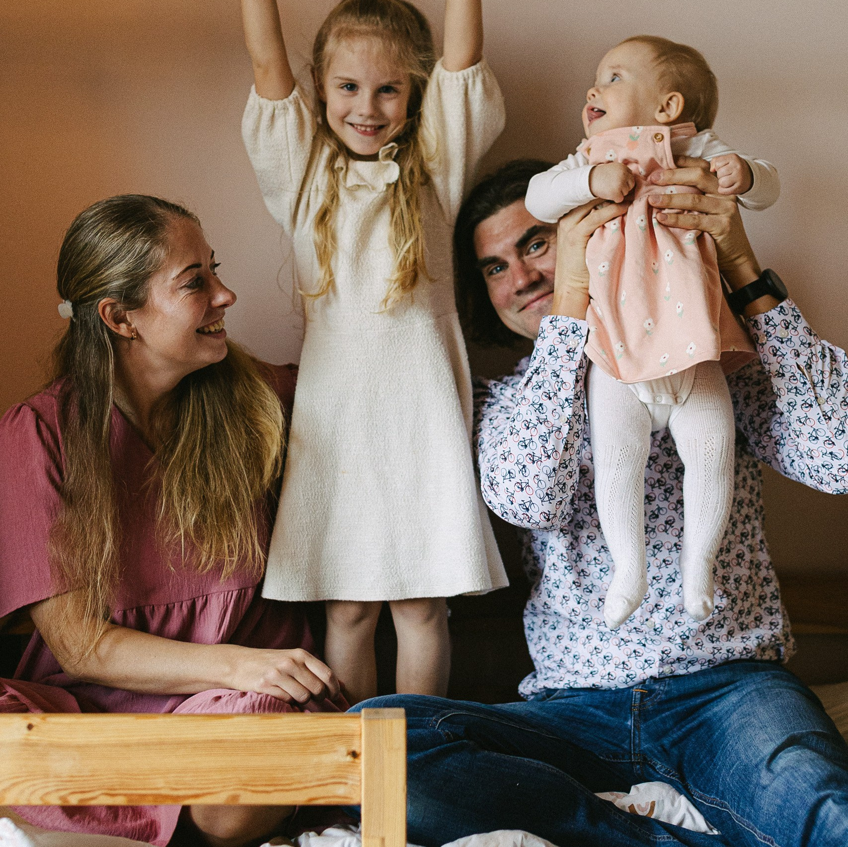 IETEIKUMI ĢIMENES FOTOSESIJAI MĀJĀS (skraidošie bērni)