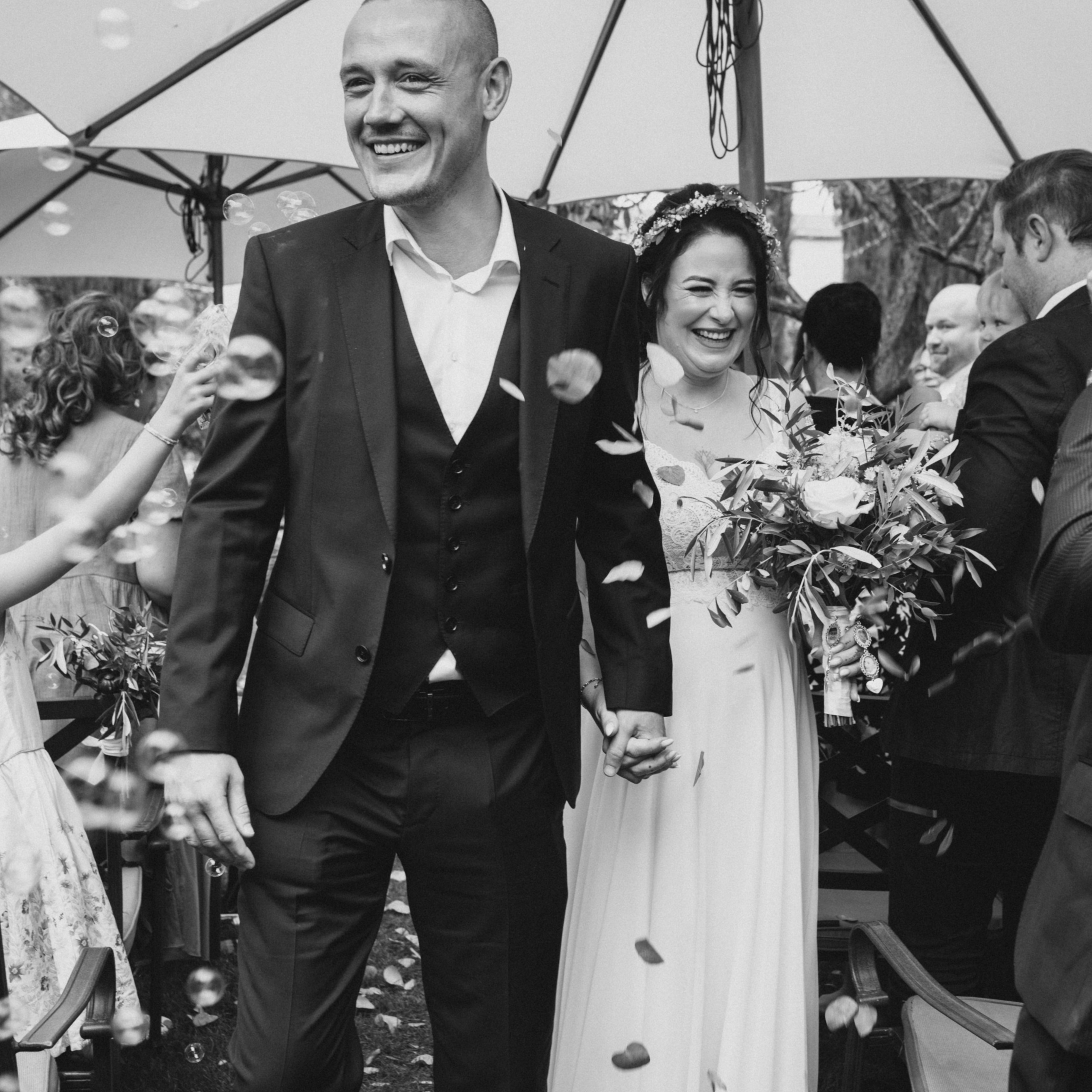 Brautpaar im Weingut Mussler in der Pfalz – authentische Hochzeitsfotografie bei Mannheim