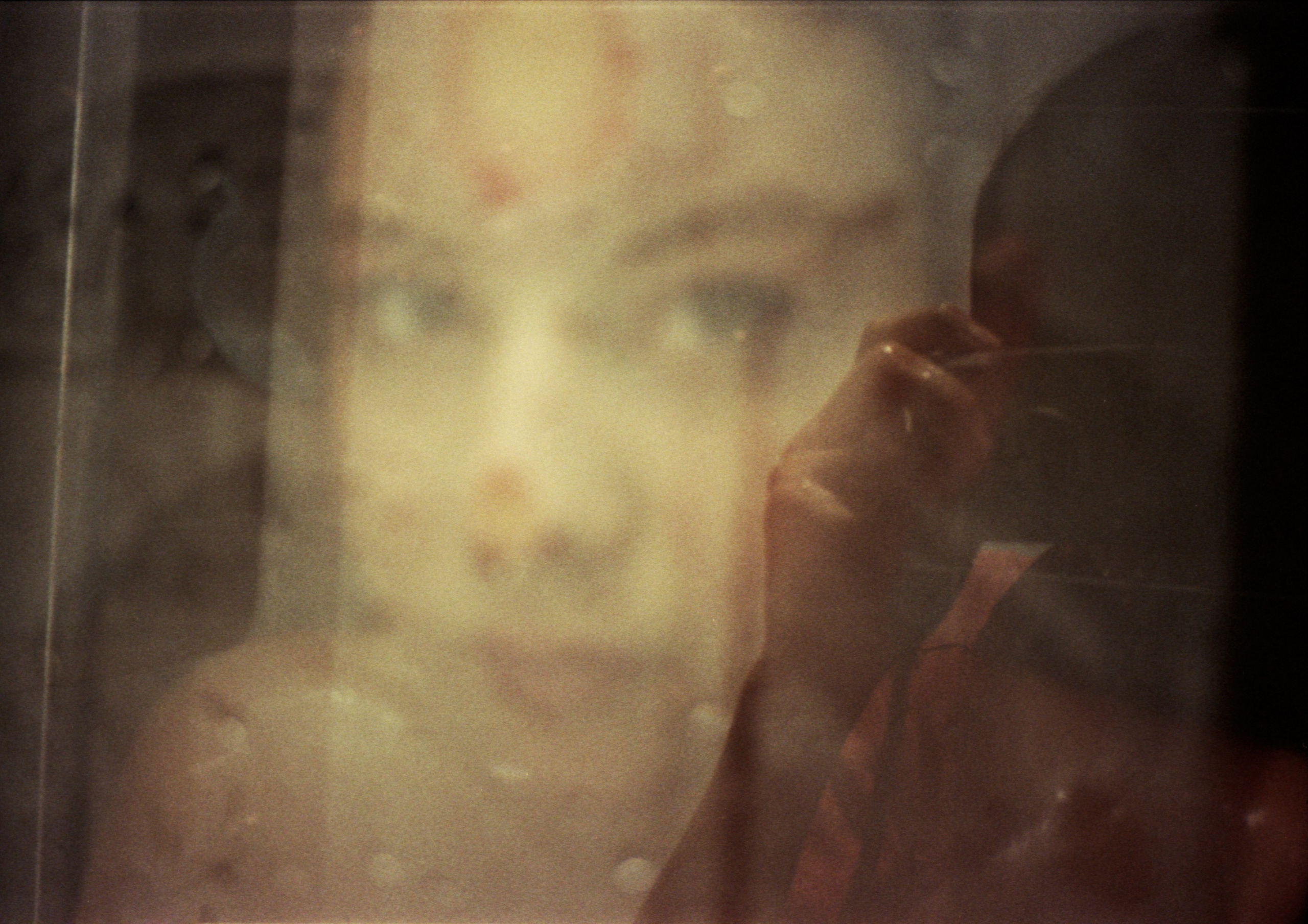 Brussels portrait photographer Victoria Ushkanova — artistic photo of a mother and child portrait.