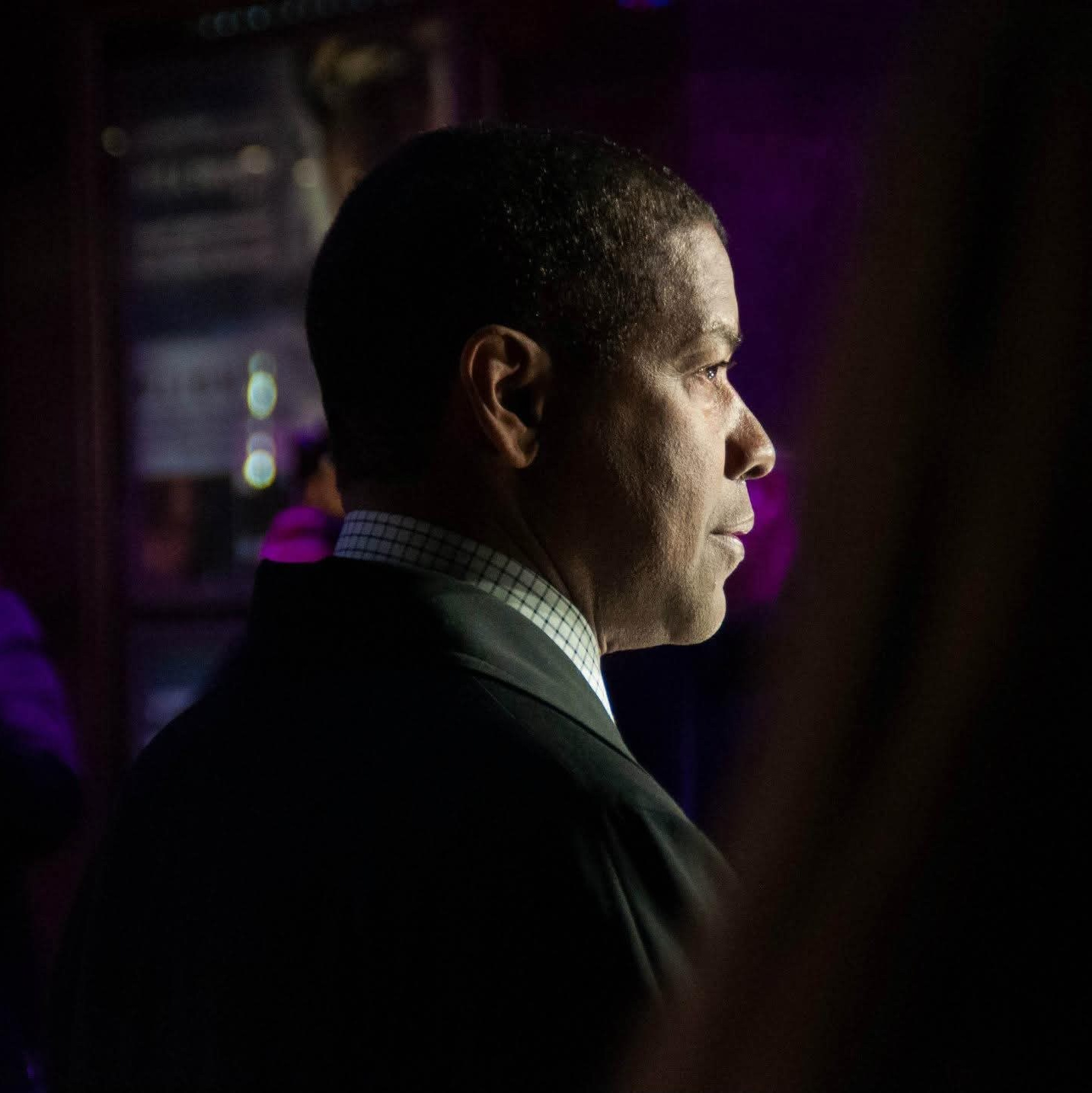 События (мужчина в профиль, сценовый свет)Описание: Репортаж с мероприятияALT: Репортажная съёмка мероприятия: гость в сценовом свете — event-фотограф Вильнюс / Каунас, Литва