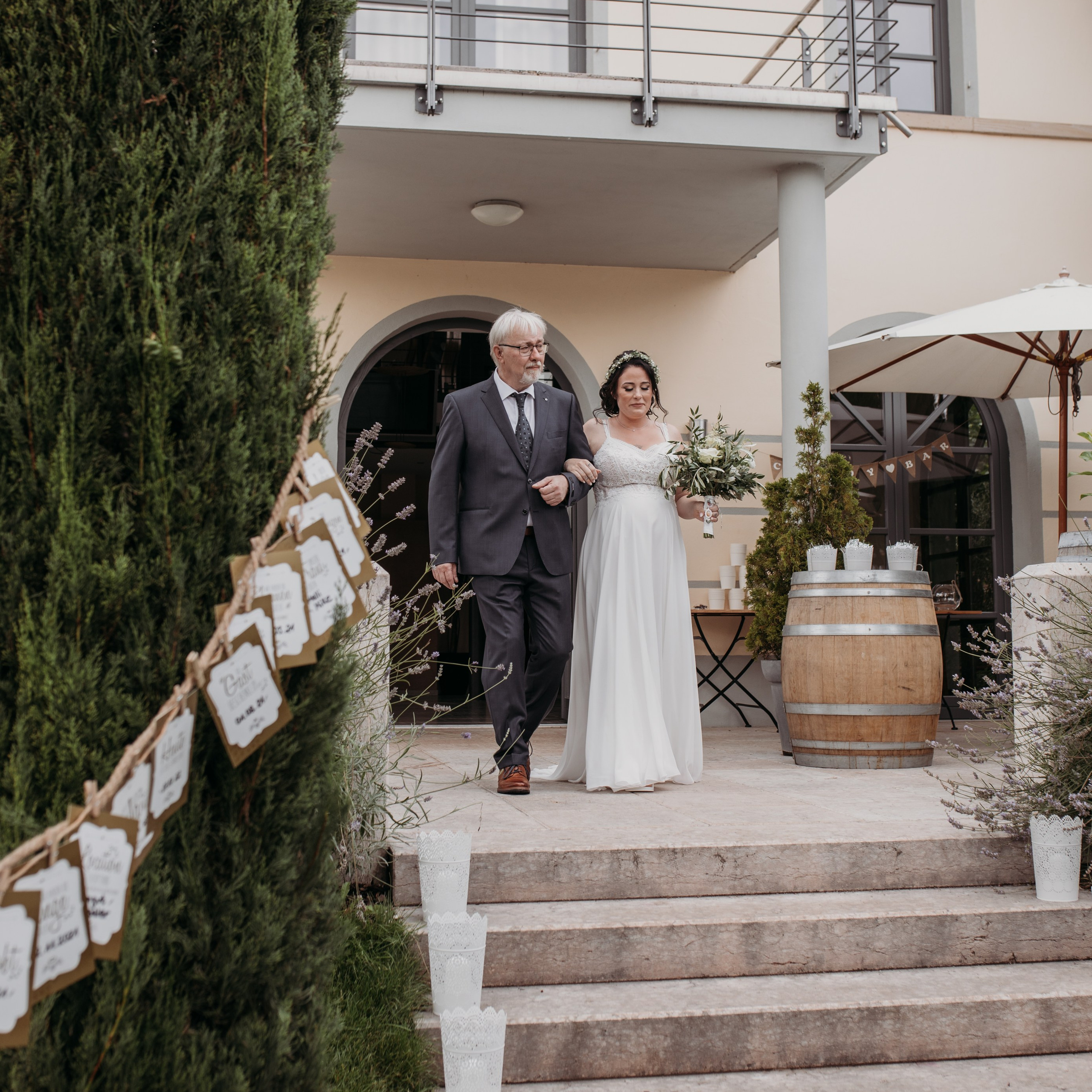 Emotionale Momente während der Trauung im Weingut Mussler – Hochzeitsfotografin für freie Trauung bei Frankfurt am Main