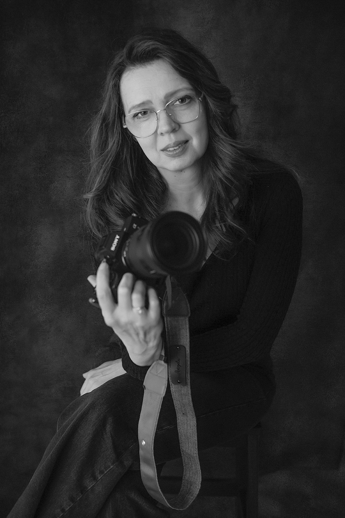 Portrait féminin en noir et blanc réalisé en studio à Lausanne, Portrait de femme élégant en noir et blanc  réalisé en studio par une photographe à Lausanne .photographe portrait 
