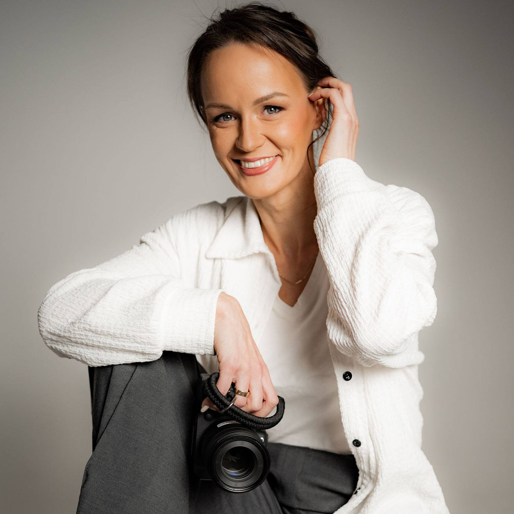 PIESAKIES FOTOSESIJAI - SIEVIETĒM. Portretu fotosesija Rīgā| Biznesa portretu foto | Korporatīvās un darbinieku fotosesijas | Pasākumu fotogrāfs | Produktu fotogrāfs