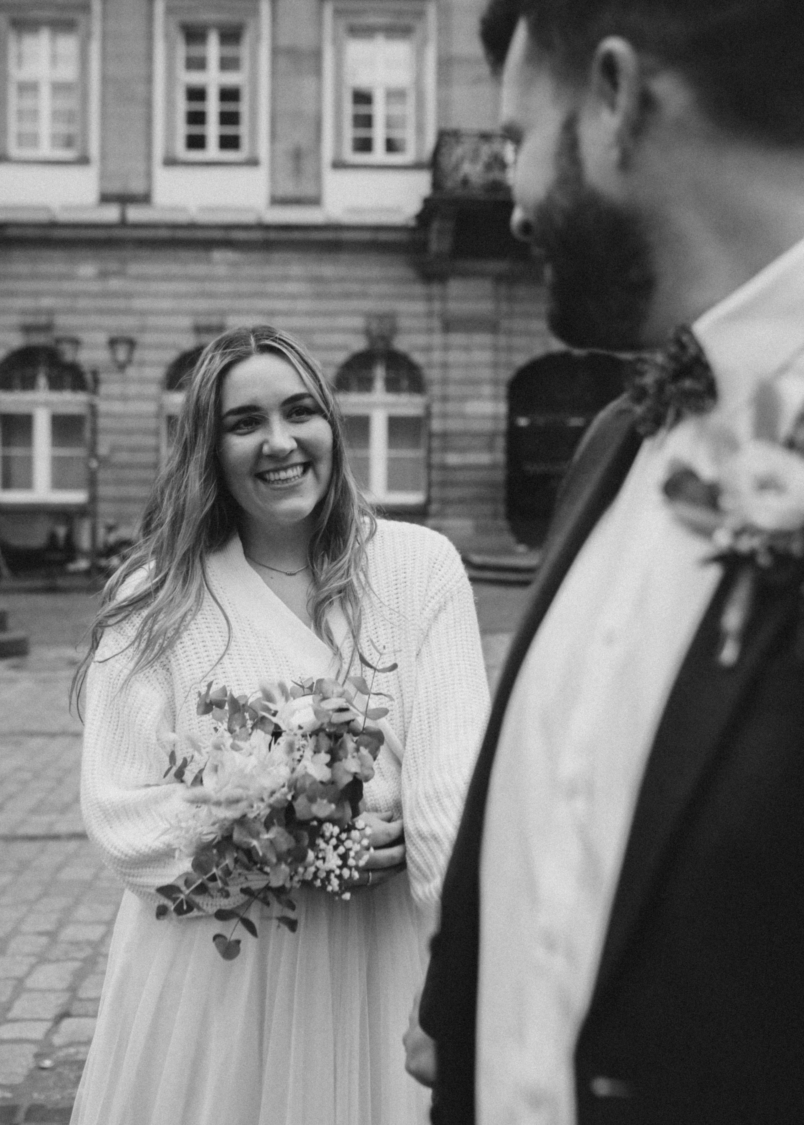 Intime Hochzeitsmomente in den Gassen der Altstadt Heidelberg – Paarfotos nach der Trauung