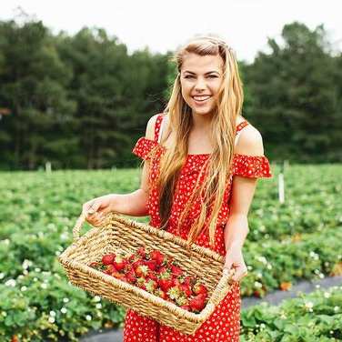 Полуничний фотопікнік 2021. Сімейний фотограф Київ Наталія Шкаврон