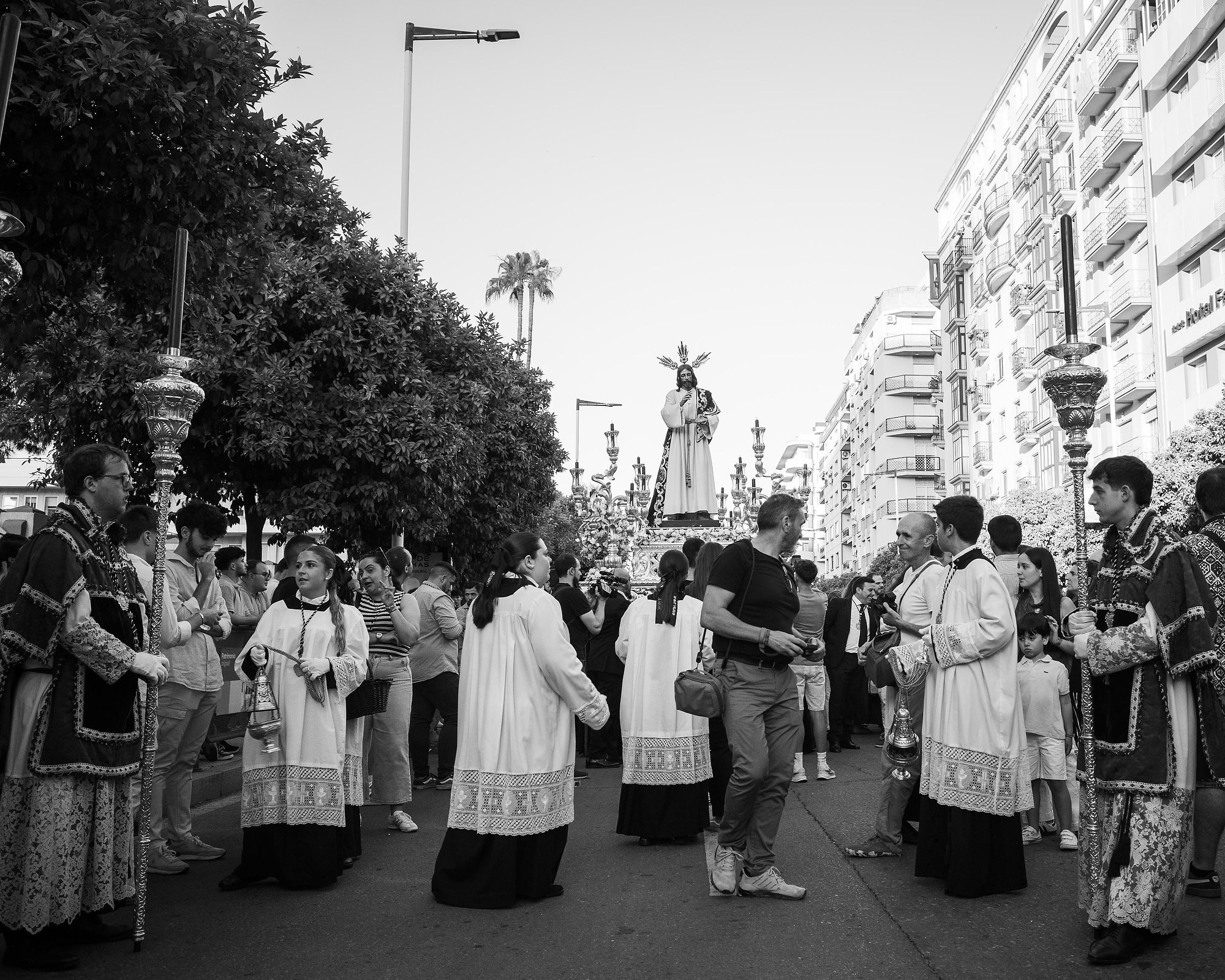 Cuando la calle te pone a prueba: Fotografía Documental en el Corpus de Huelva con Ricoh GR IV. Fotógrafo profesional en Sevilla Francisco Guerrero
