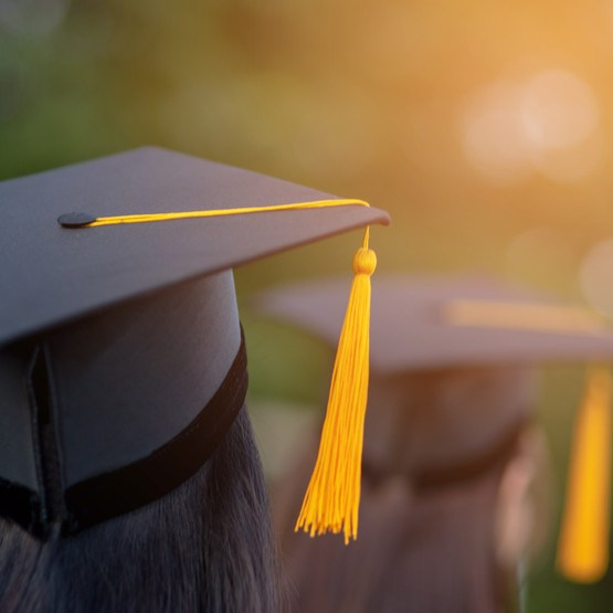 Академични тоги и шапки за дипломиране