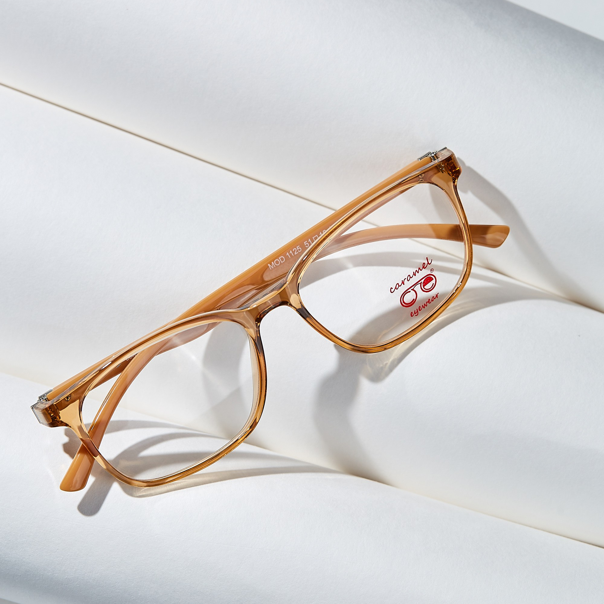 Ağ fonda eynək məhsul çəkilişi