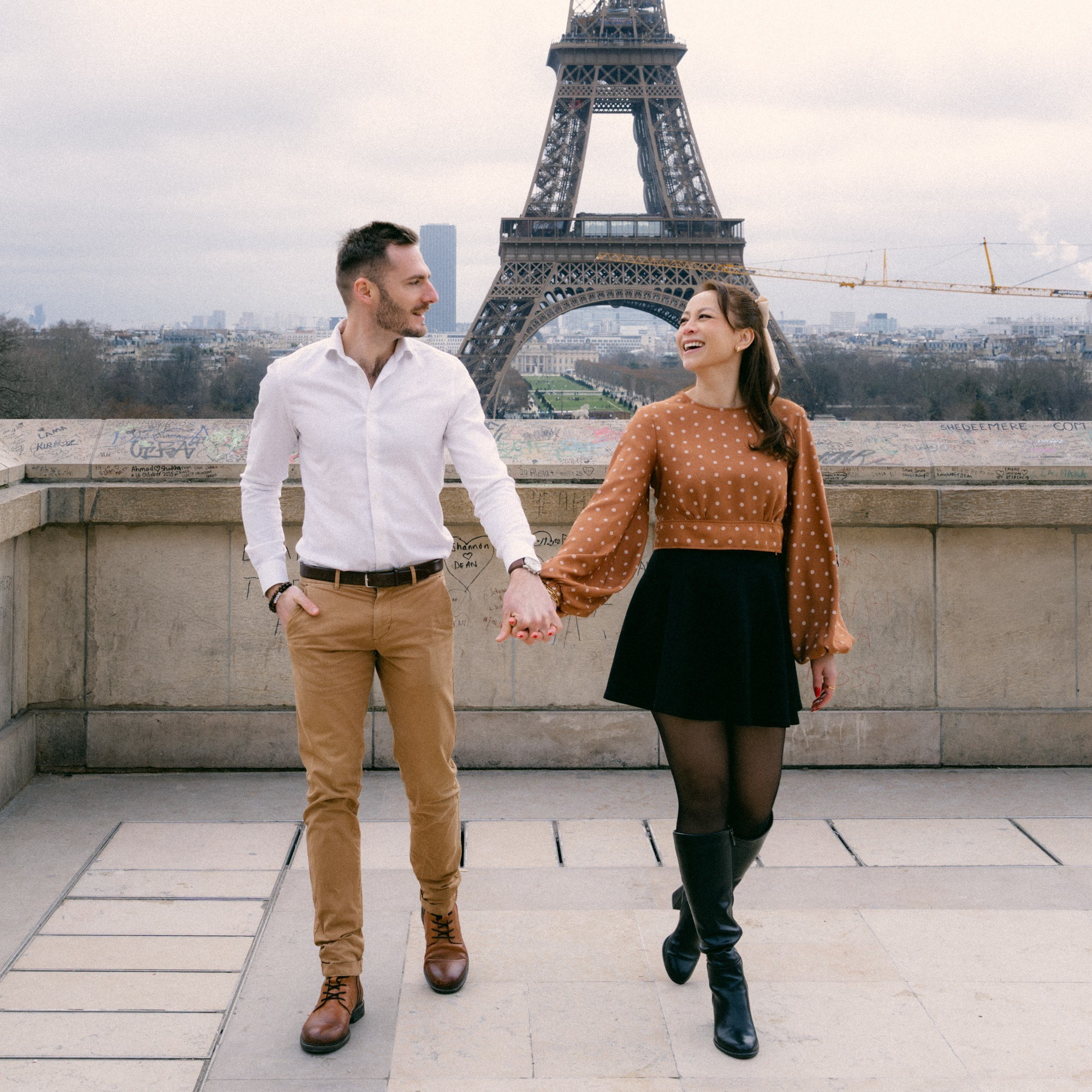 romantic couple photoshoot in Paris at the Eiffel Tower