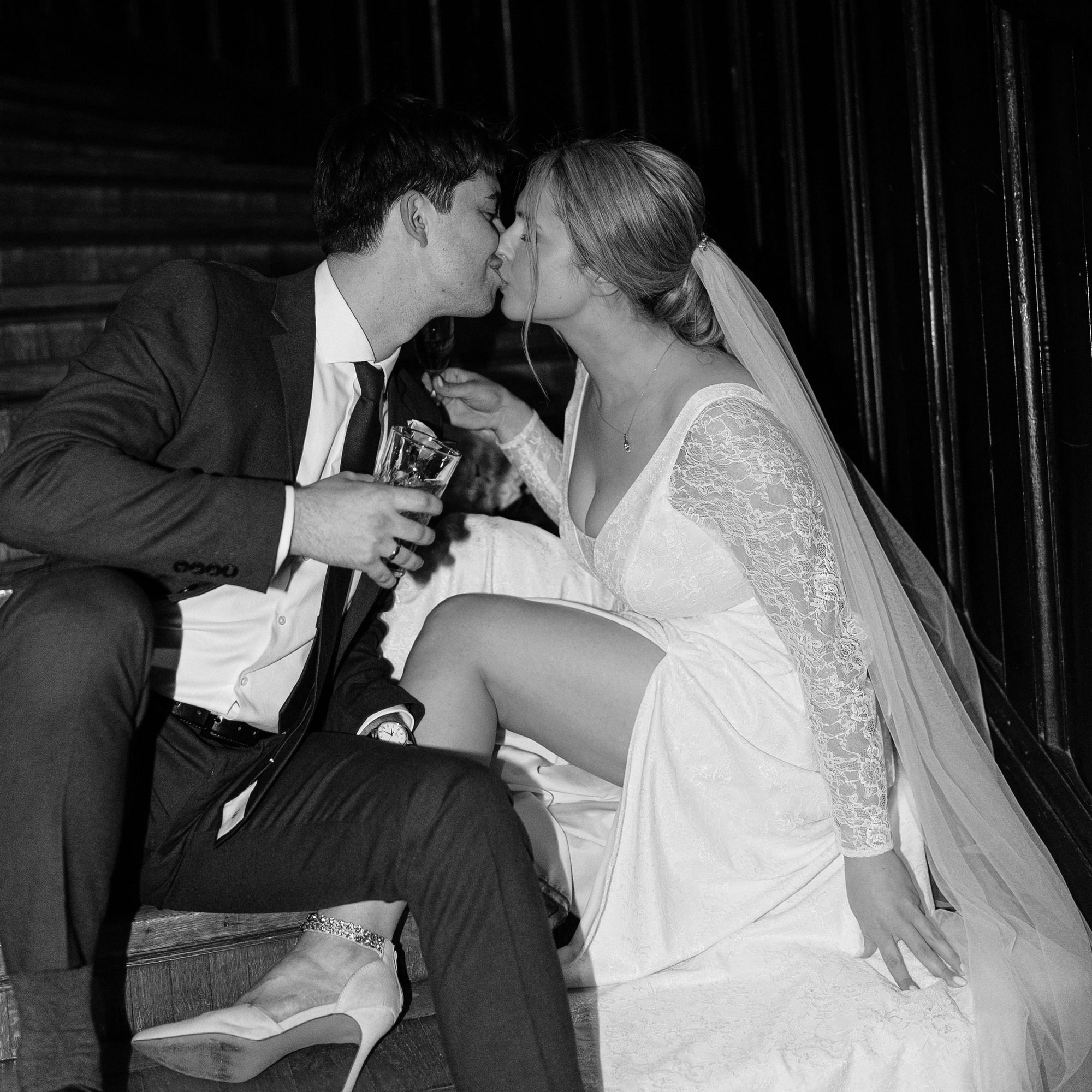 Dzīvā kāzu fotogrāfija - klasiska, huligāniska, dažāda