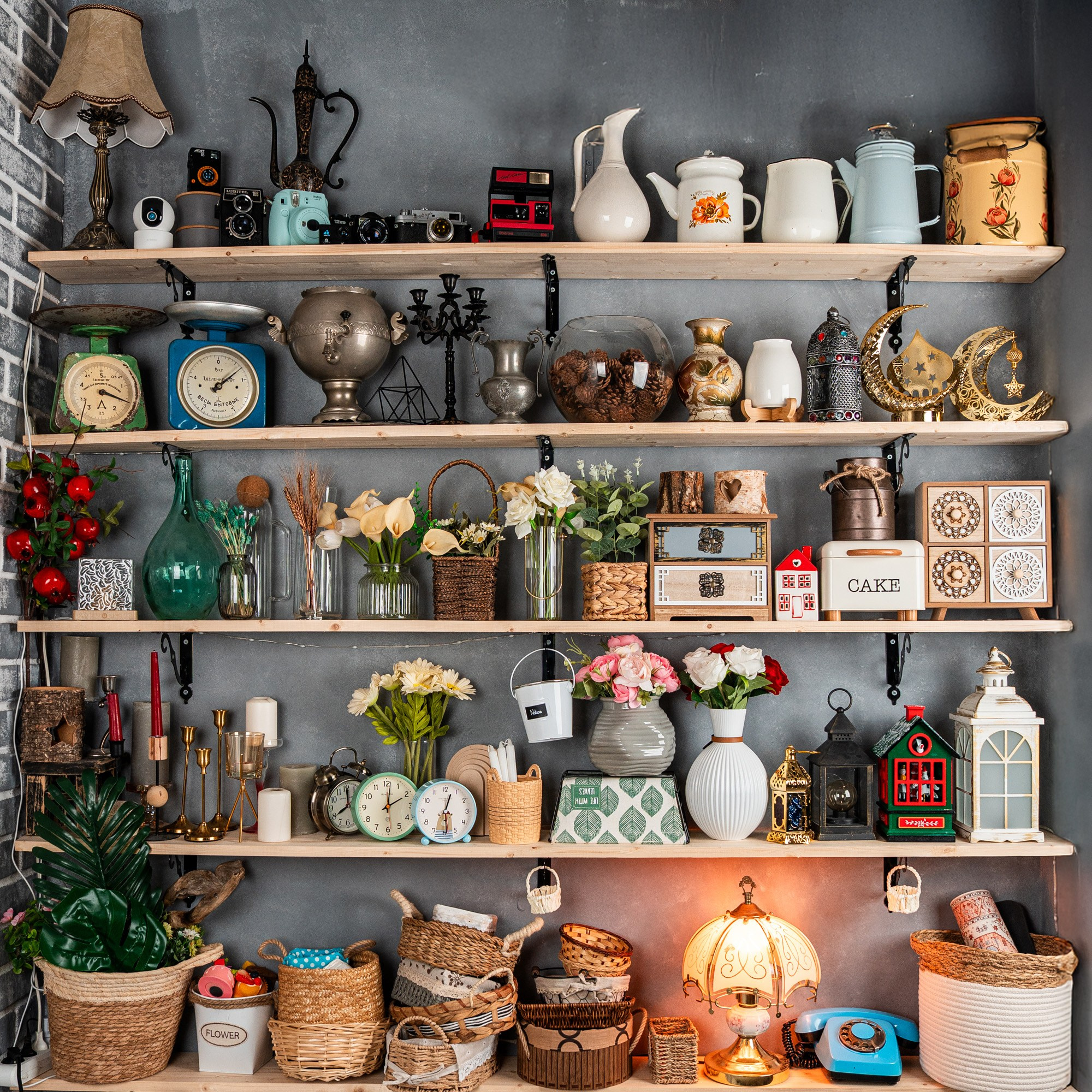 Still life və qida çəkilişləri üçün istifadə olunan dekorativ əşyalarla dolu rəflər – vintaj, rustik və etnik üslub.