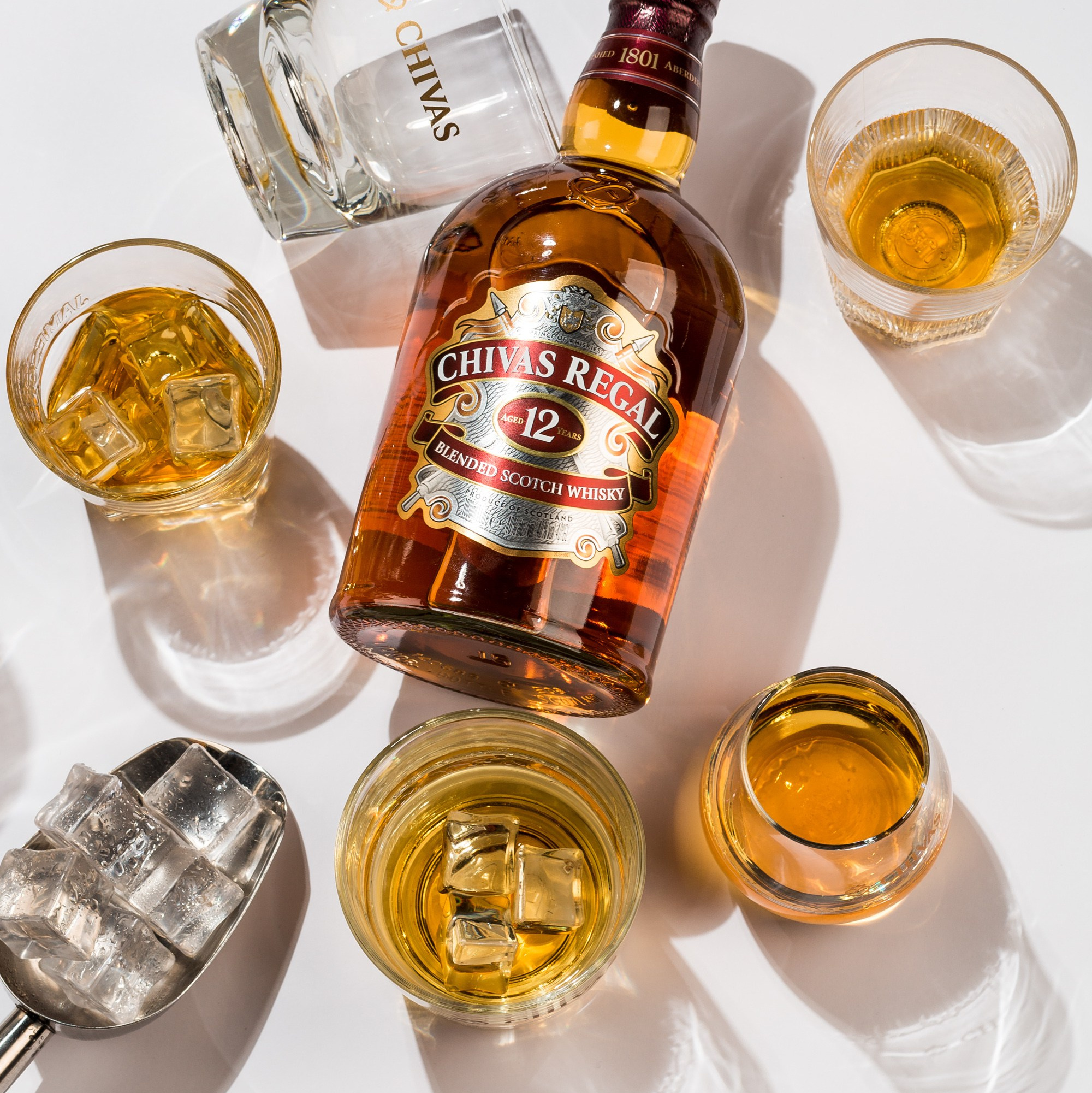 Qırmızı və sarı vurğularla diqqət çəkən məhsul fotoşəkli – reklam üçün vizual effekt