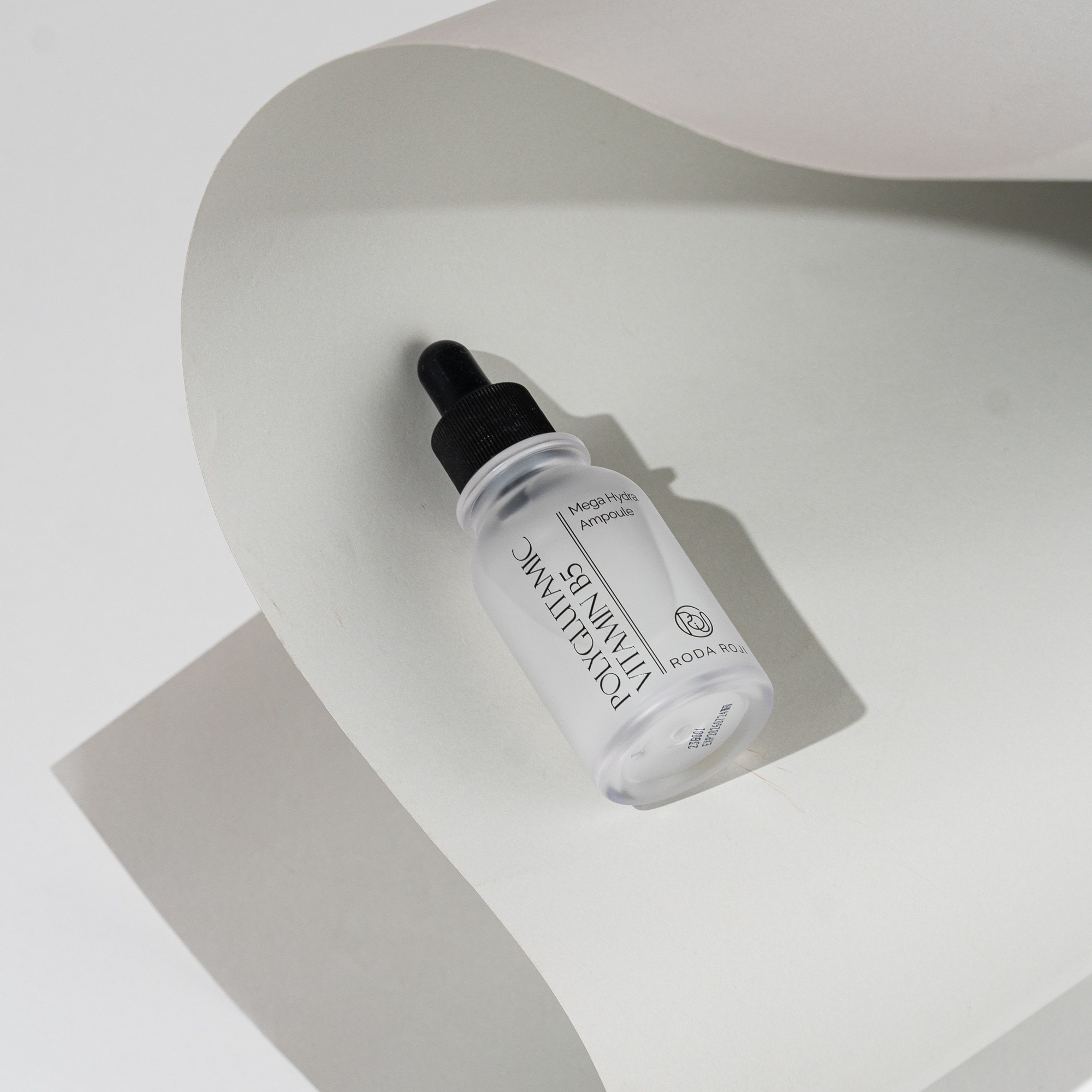 Ağ fonda kosmetik məhsul fotosu