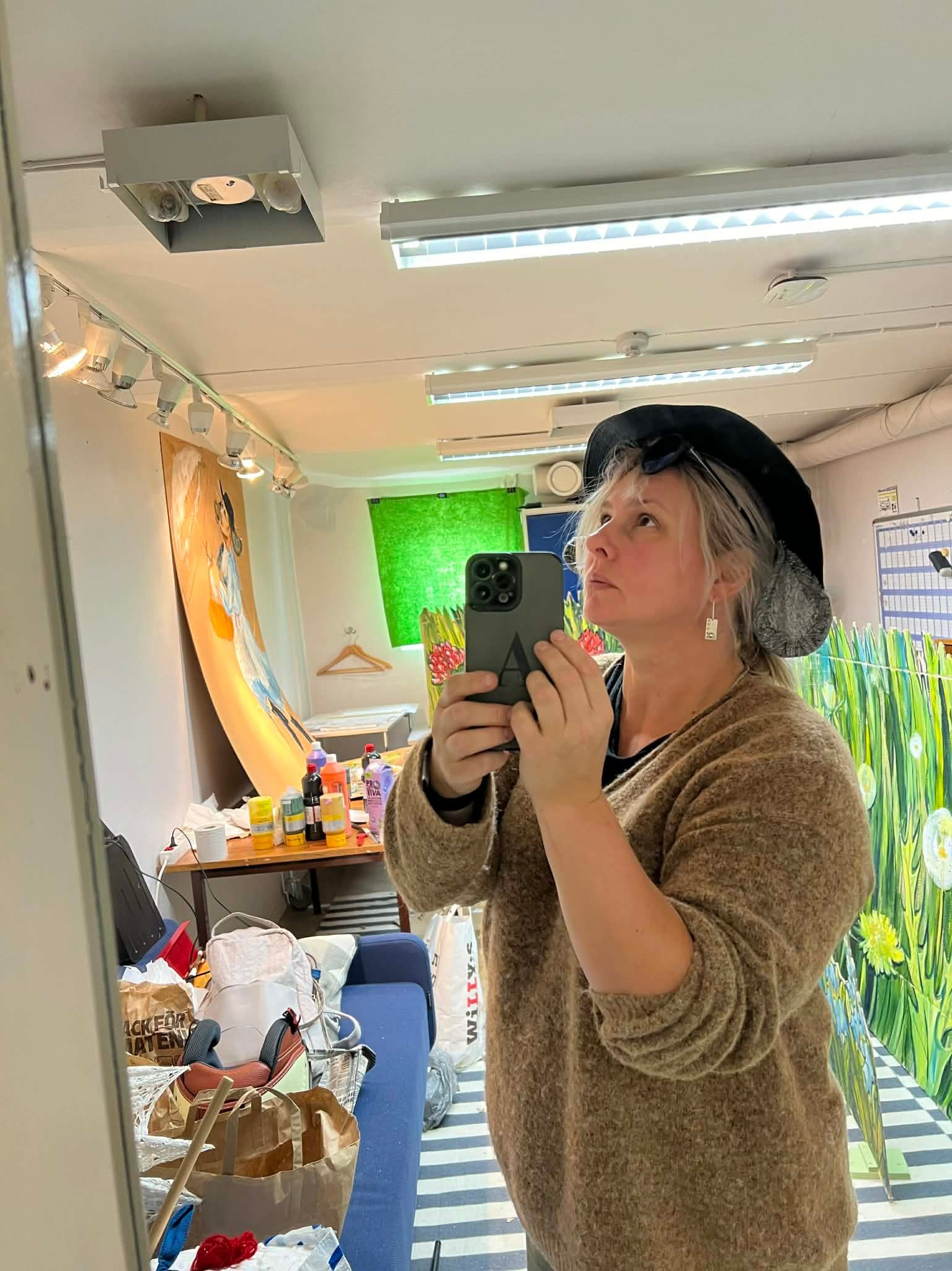 Scenografi. Eugenia Arinstein — konstnär som skapar handgjord måleri och illustration med känsla, färg och närvaro. Verksam i Nynäshamn