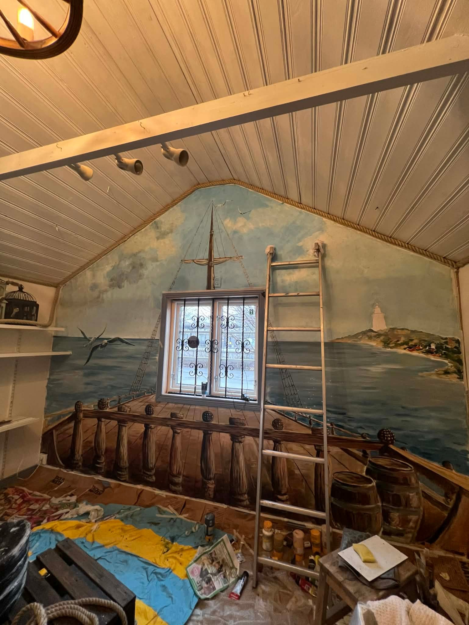 Väggmålningen i Marinboden i Nynäshamn. Eugenia Arinstein — konstnär som skapar handgjord måleri och illustration med känsla, färg och närvaro. Verksam i Nynäshamn