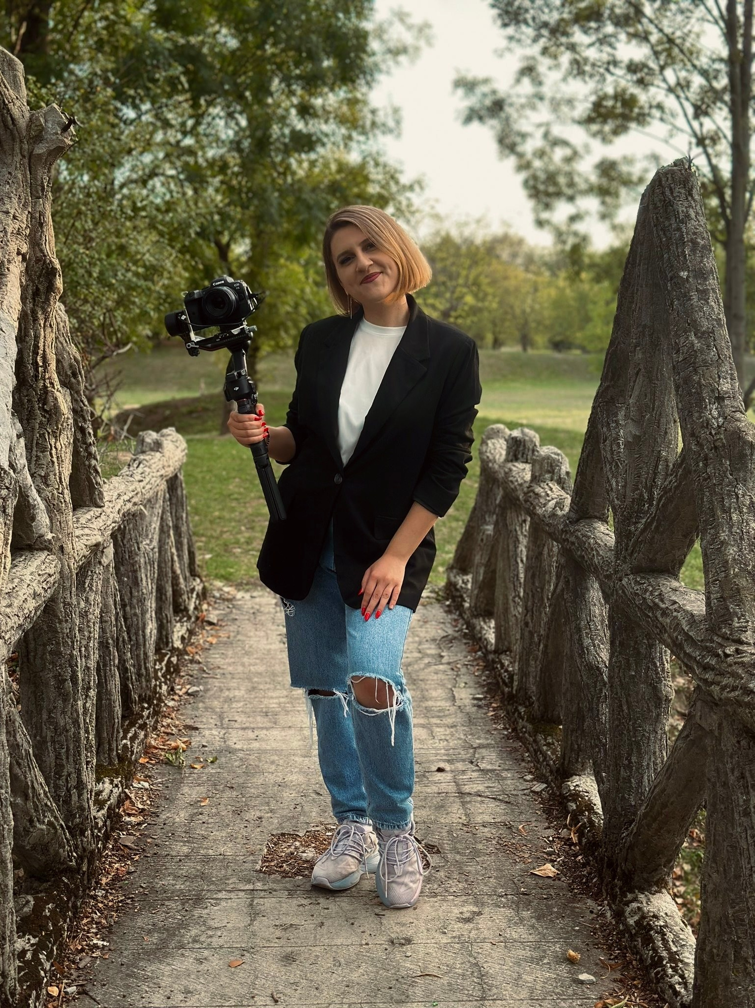 CONTACT. Fotograf si videograf — evenimente si studio