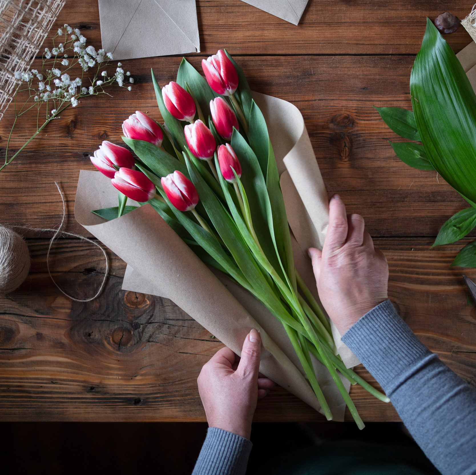 Sådan plejer du dine tulipaner – Akropolis BlomsterFor at få tulipaner til at holde sig smukke længere, er det vigtigt at følge nogle enkle plejeråd. Hos Akropolis Blomster anbefaler vi, at du opbevarer dine tulipaner køligt og skifter vandet regelmæssigt. Læs vores tips til den bedste pleje af tulipaner.