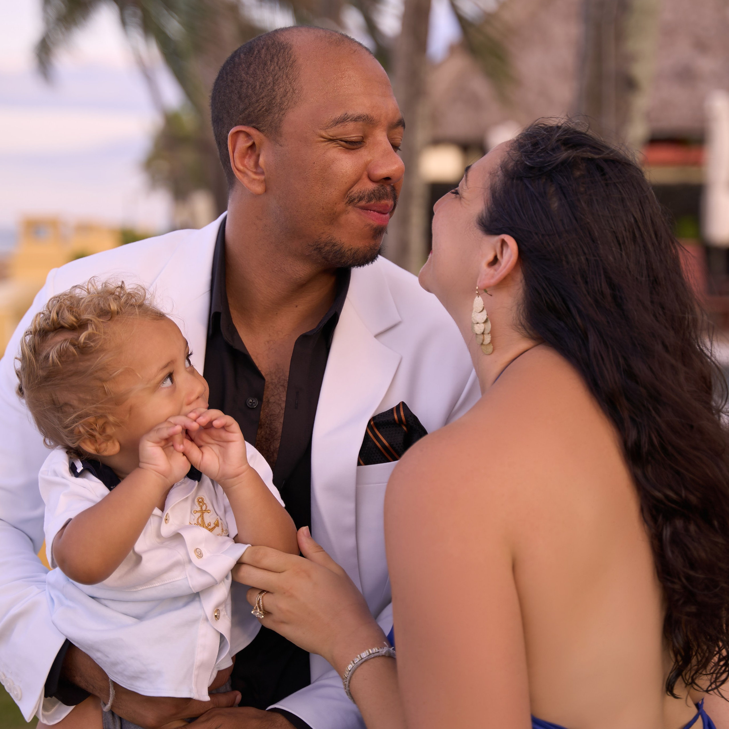 Photoshoot Packages in Hoi An | Prices & Offers for Families, Couples, Portraits. Photographer in Hoi An — Veronika Guzenko. Natural photoshoots for couples, families and solo travelers. Book your shoot today