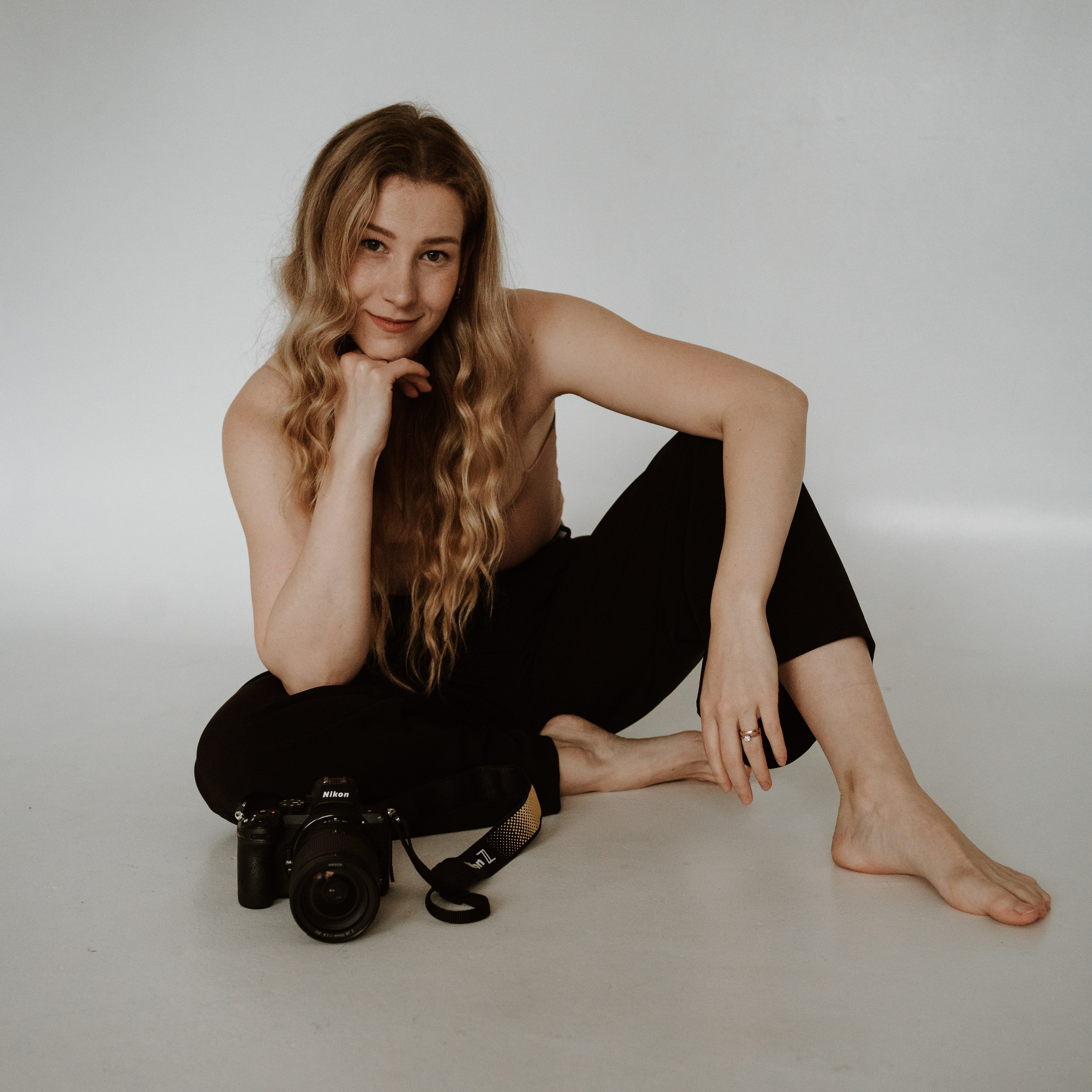 Kontakt (PORA Fotograafia). Portree-, pere- ja ettevõtmiste fotograaf Tallinnas Miina Arop-Priidik