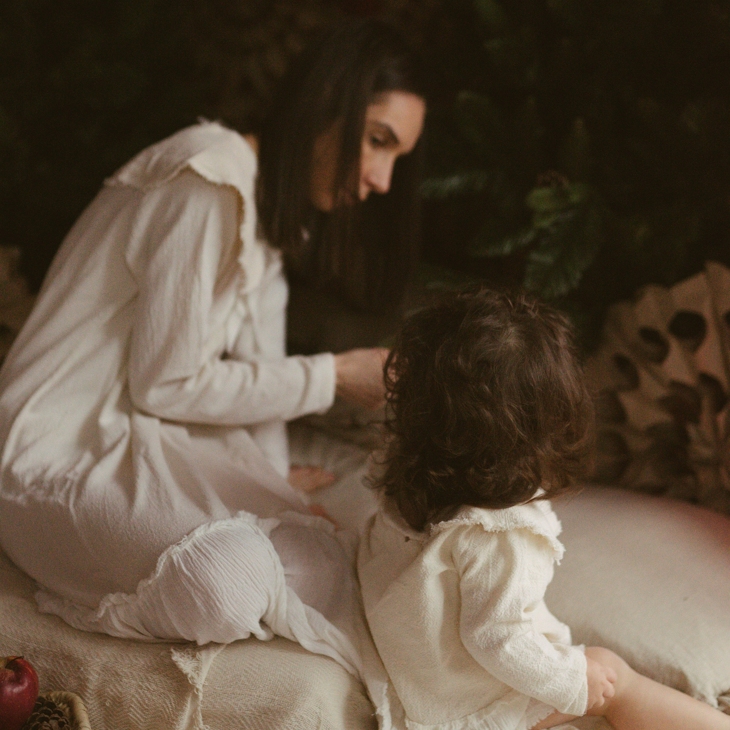 Ce Ofer: Artă, Conectare și Sprijin | Mădălina Beda. Madalina Beda- Artist vizual, fotograf, doula la nastere, consultant babywearing Brasov si in toata tara