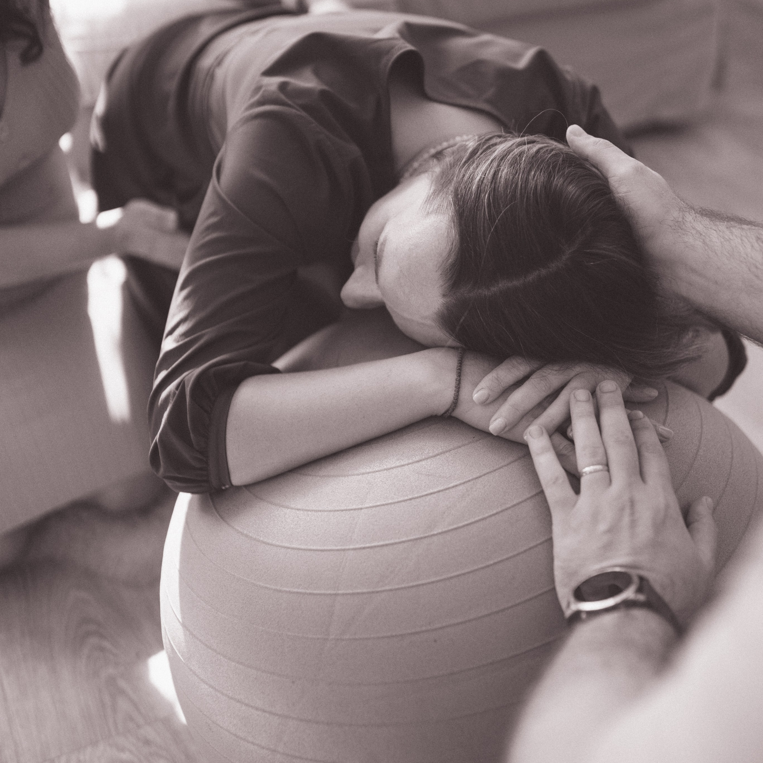 Ce Ofer: Artă, Conectare și Sprijin | Mădălina Beda. Madalina Beda- Artist vizual, fotograf, doula la nastere, consultant babywearing Brasov si in toata tara