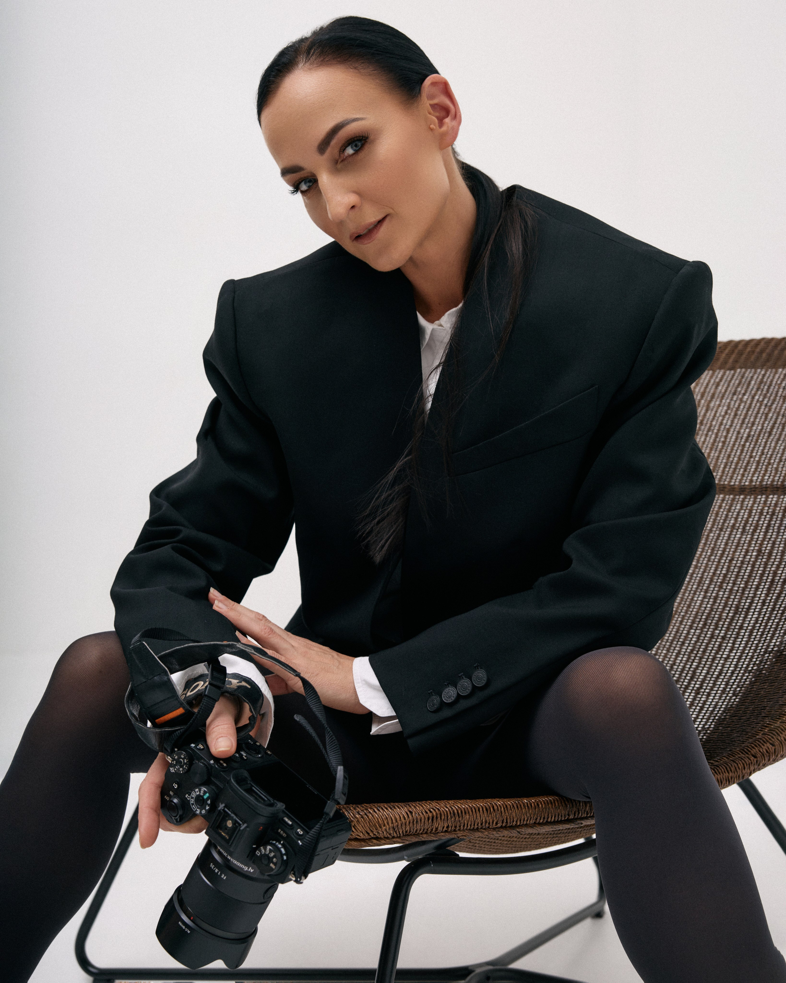 Nadja Kraukle, personīgā zīmola un Instagram mentore, melnā žaketē ar kameru