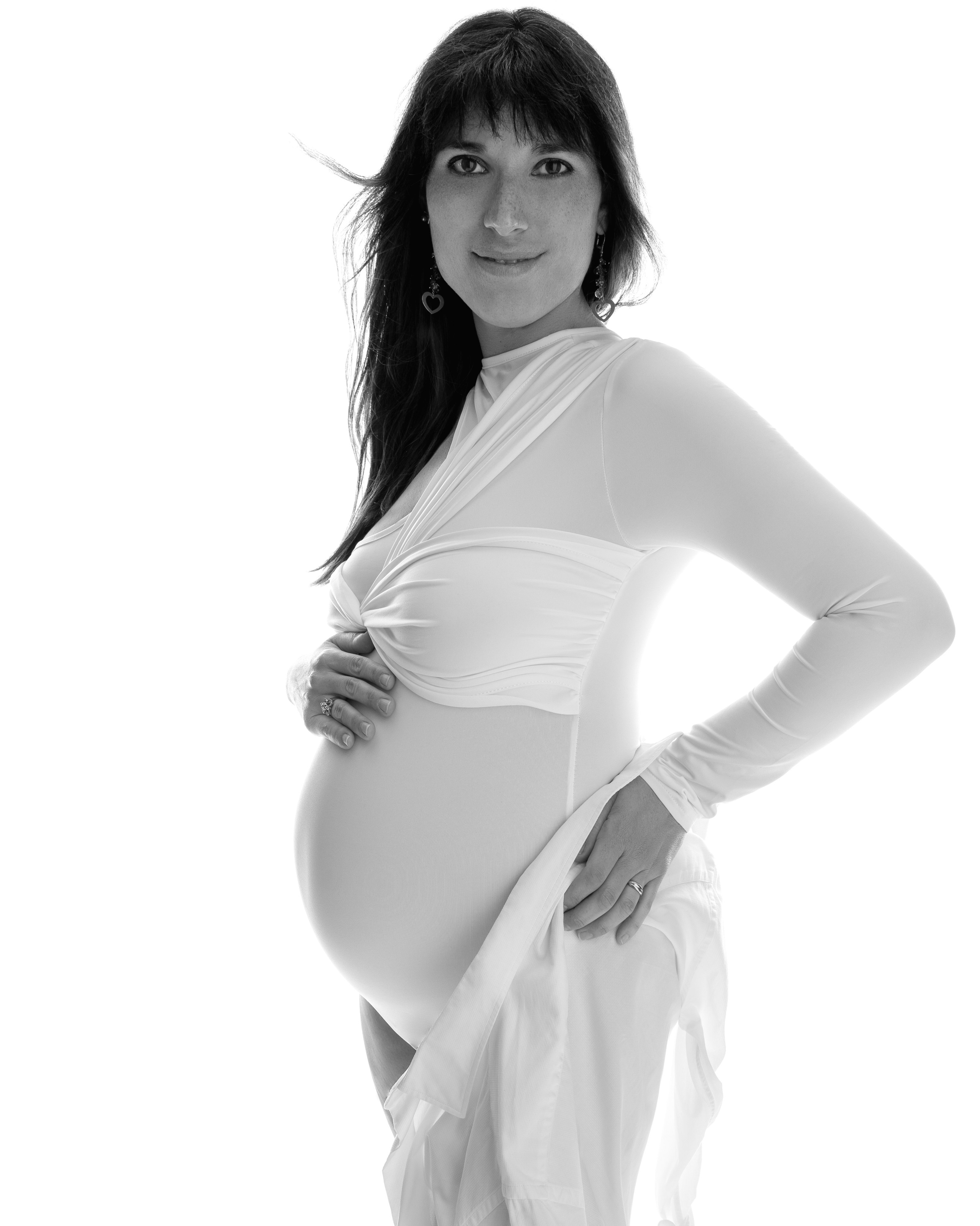 Futura mamma durante un servizio fotografico maternity in studio a Padova