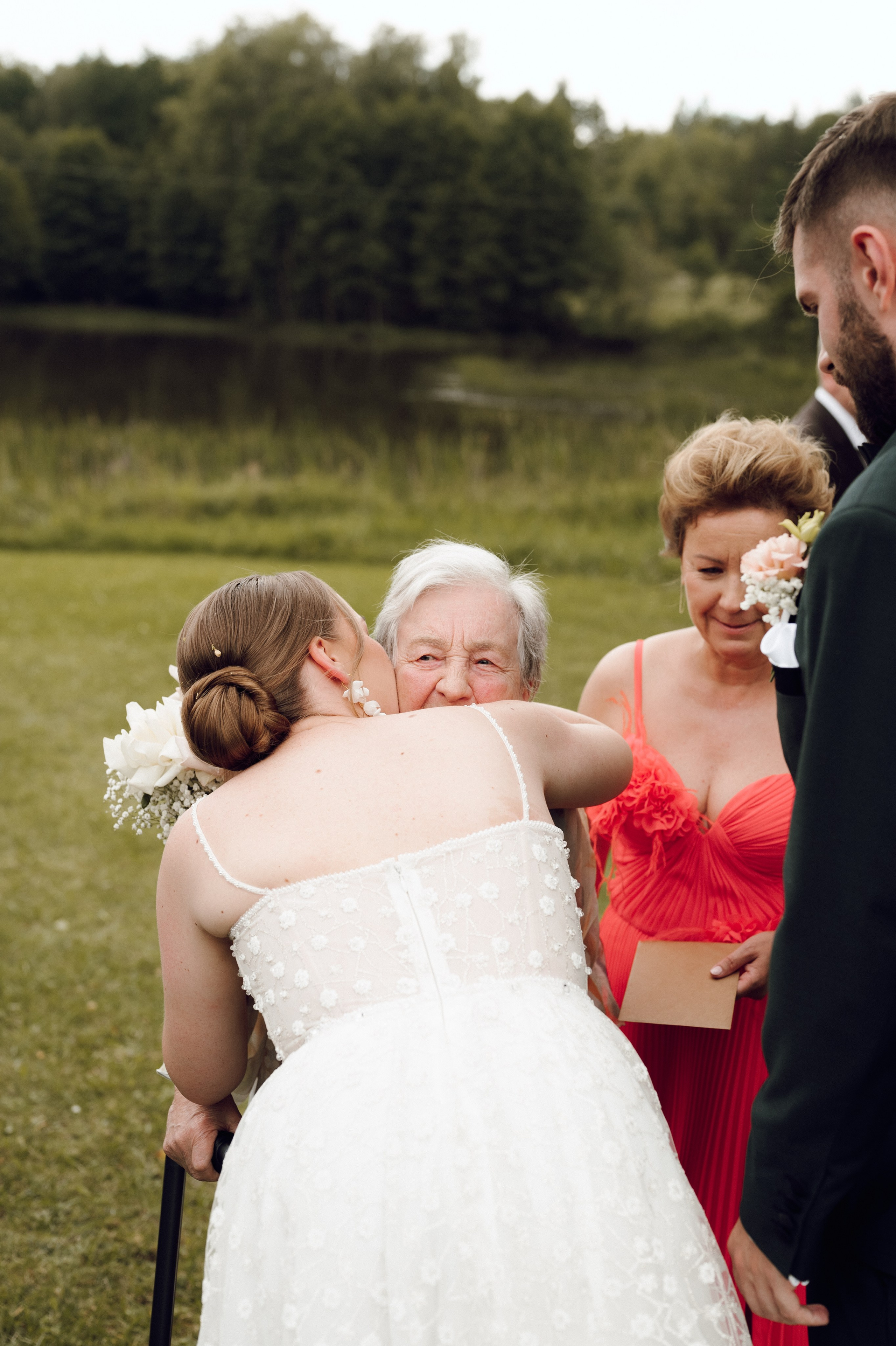 Uścisk panny młodej z bliskimi – wzruszający moment ślubu, fotograf ślubny Wielkopolska