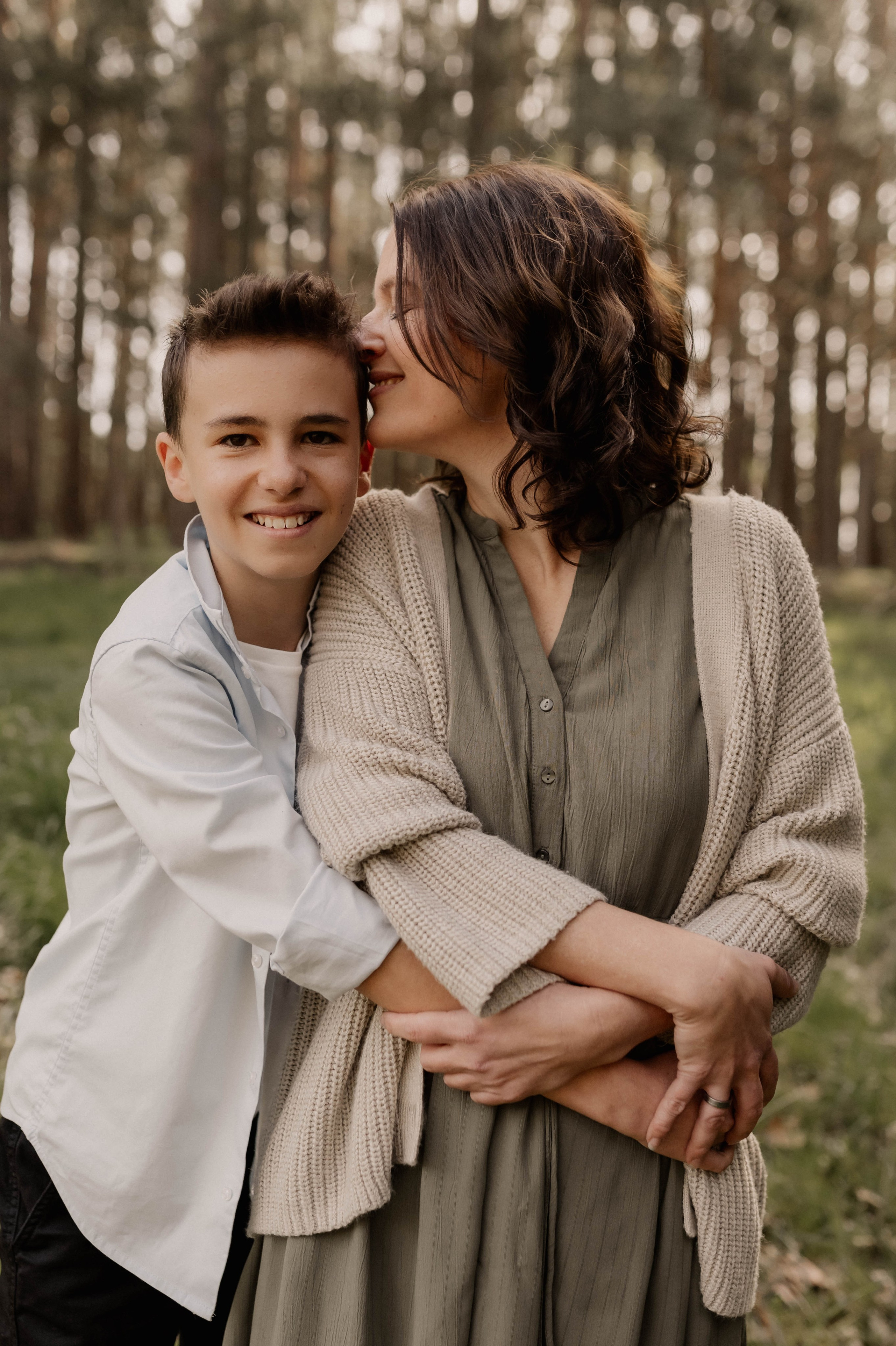 Mutter und Sohn umarmen und lachen in Windsbach