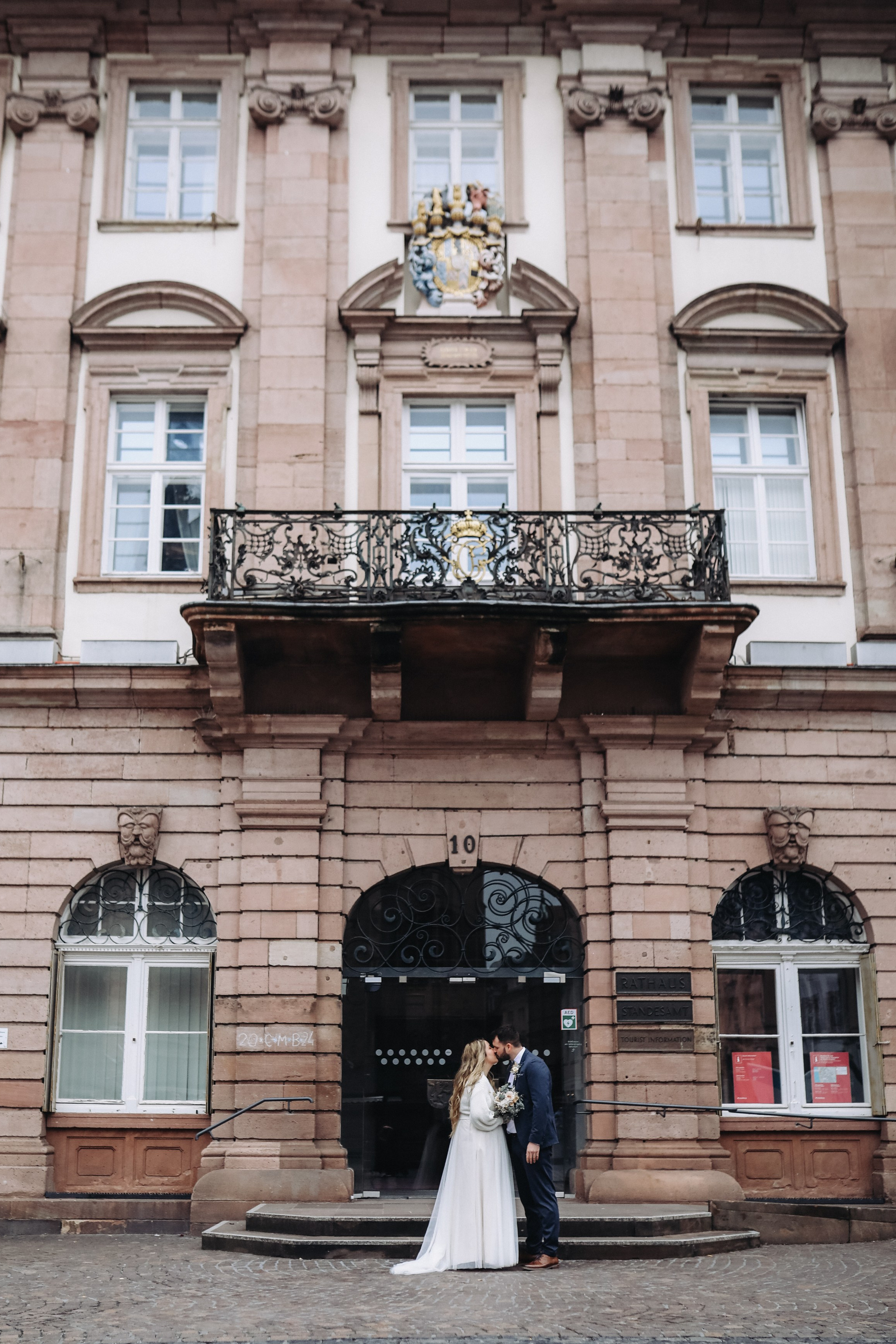 Intime Hochzeitsmomente in den Gassen der Altstadt Heidelberg – Paarfotos nach der Trauung