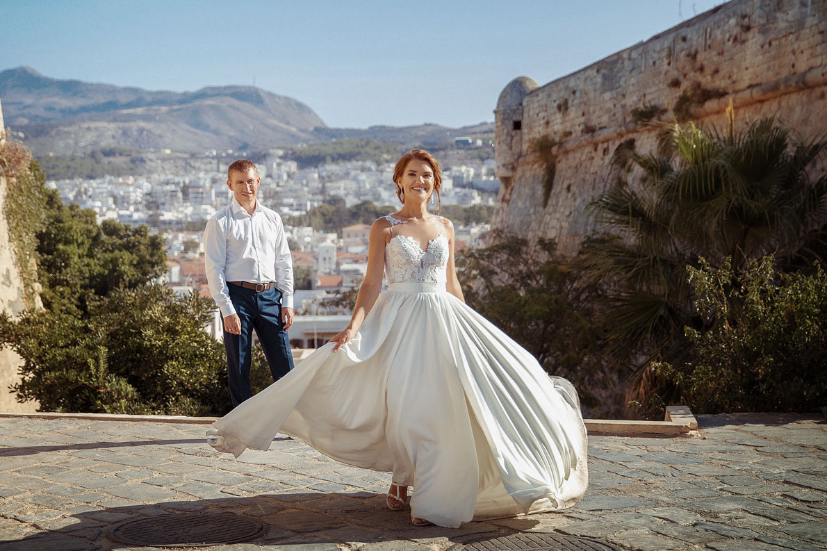 Молодожены в старом городе Ретимно на Крите. Фотосессия, видеограф в Греции.