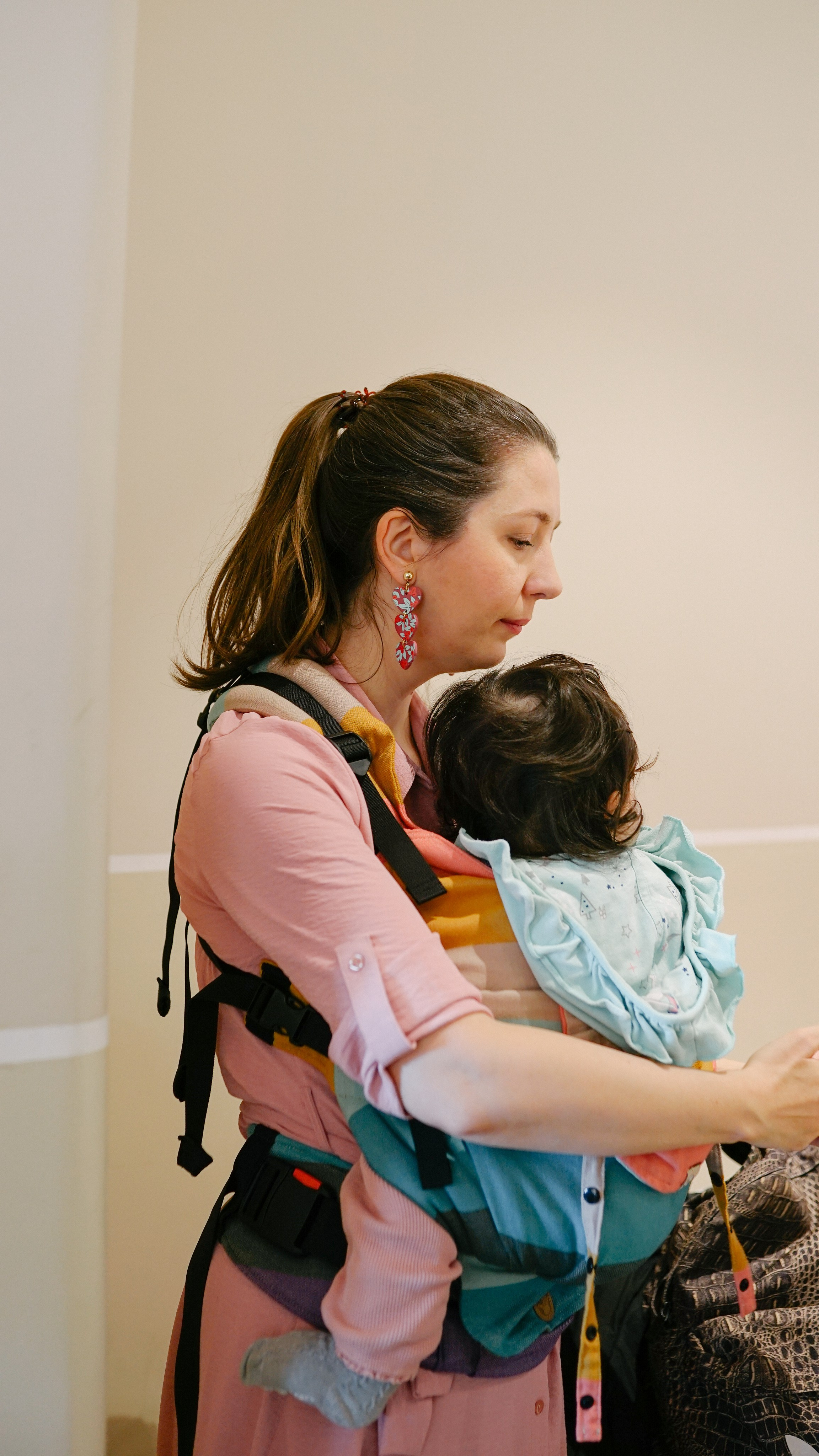 Bebelușul la Piept: Mărțișorul Părinților | Mădălina Beda. Madalina Beda- Artist vizual, fotograf, doula la nastere, consultant babywearing Brasov si in toata tara