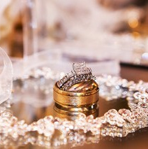 кольца молодоженов , детальное фото