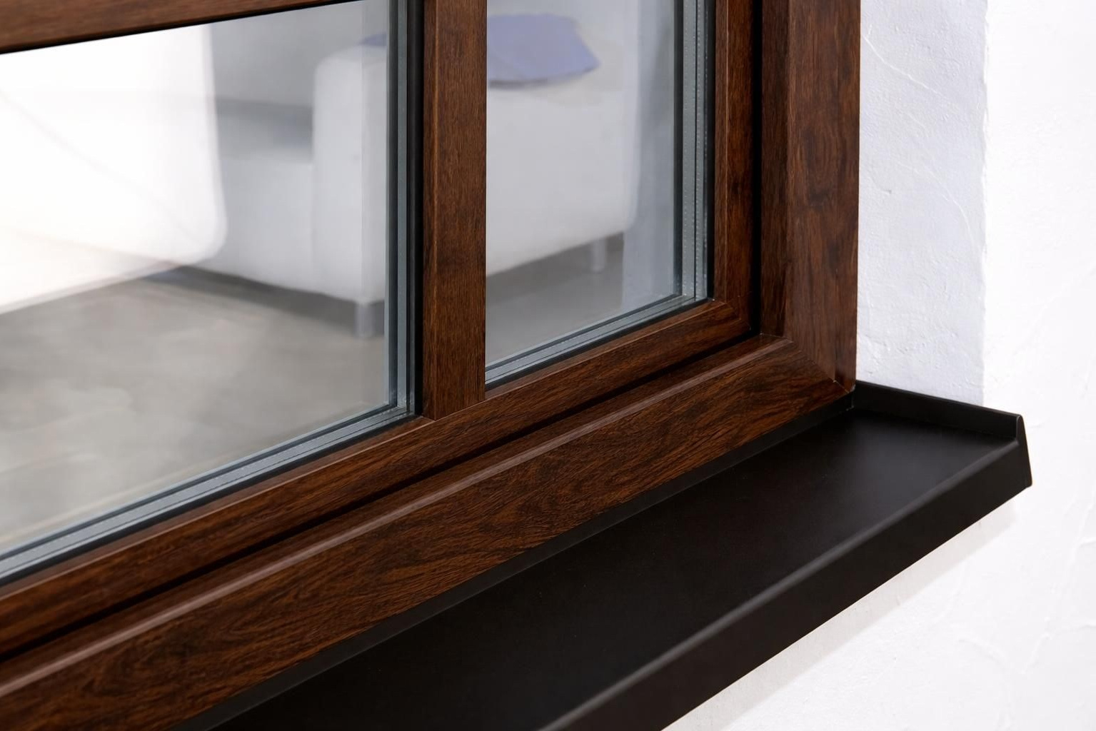 Ламинированное в Золотой Дуб пластиковое окно укомплектованное однокамерным стеклопакетом и коричневым водоотливом.