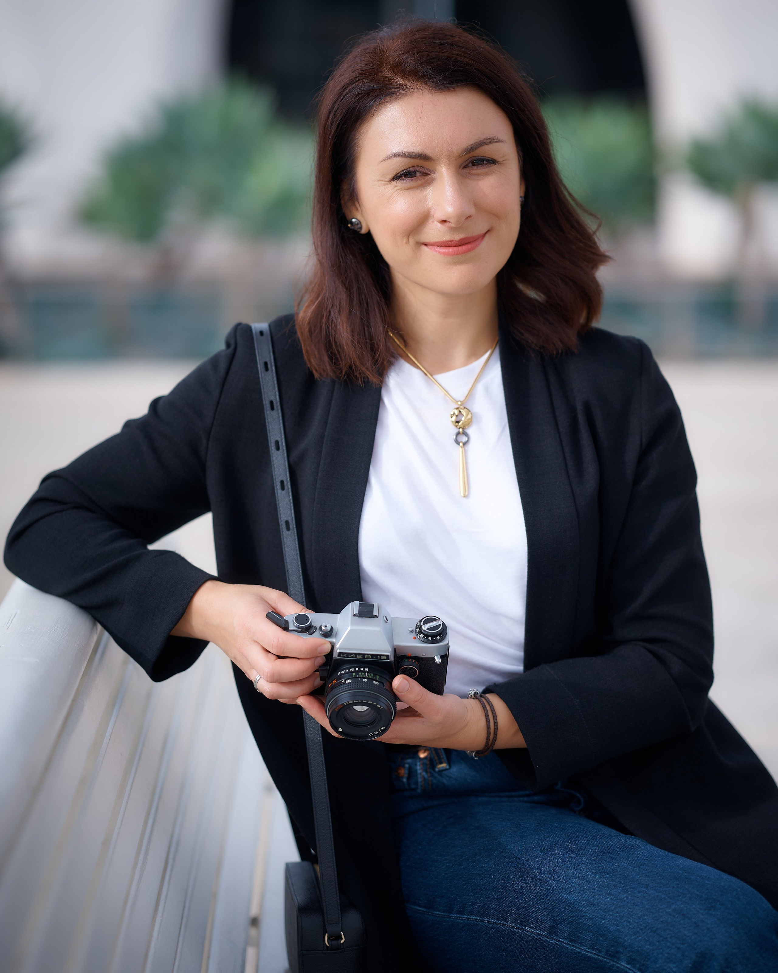 Eugénie Smirnova, personal brand photographer in Toulouse, holding a camera