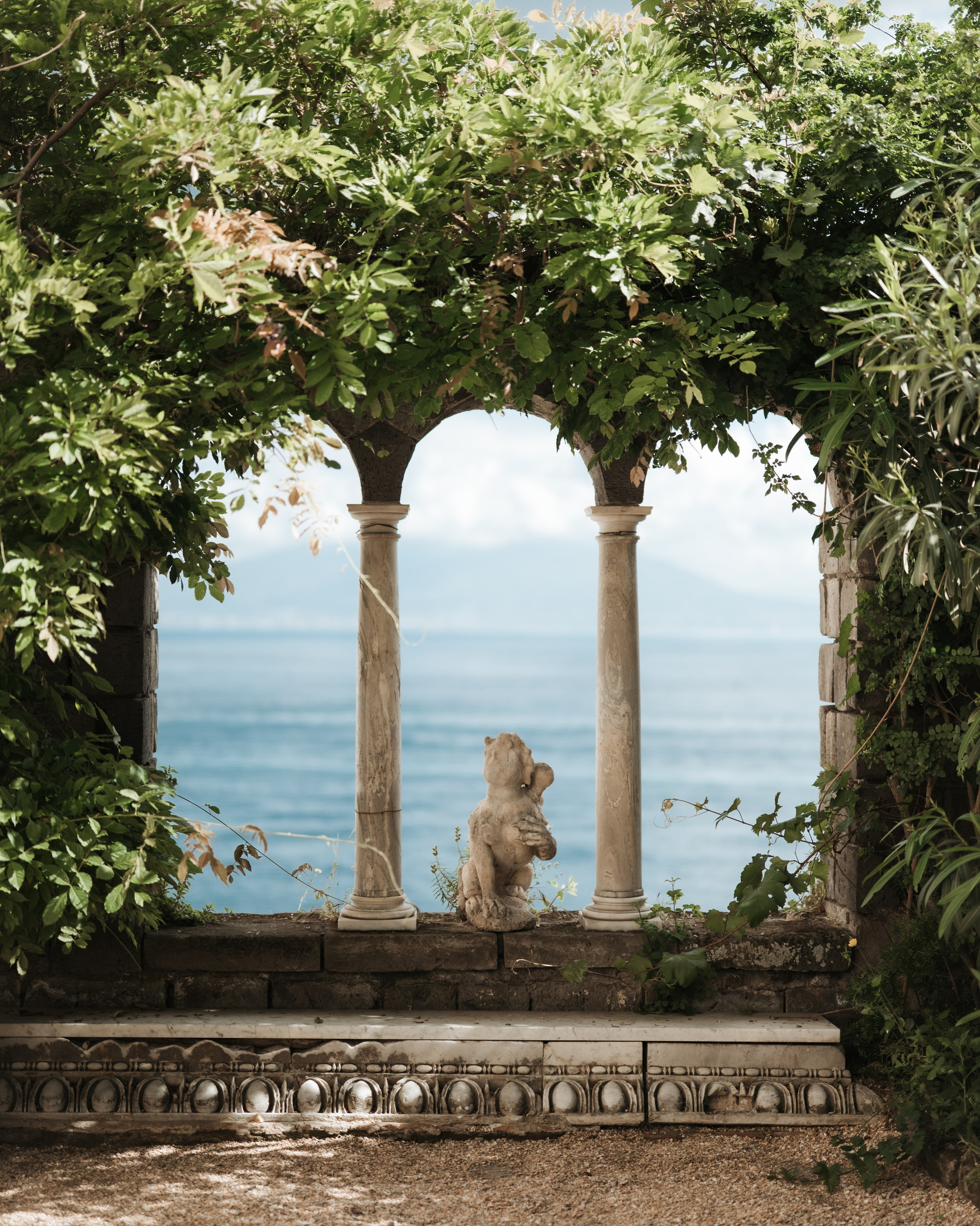 Alee romantică într-o grădină istorică ideală pentru ședință foto de cuplu