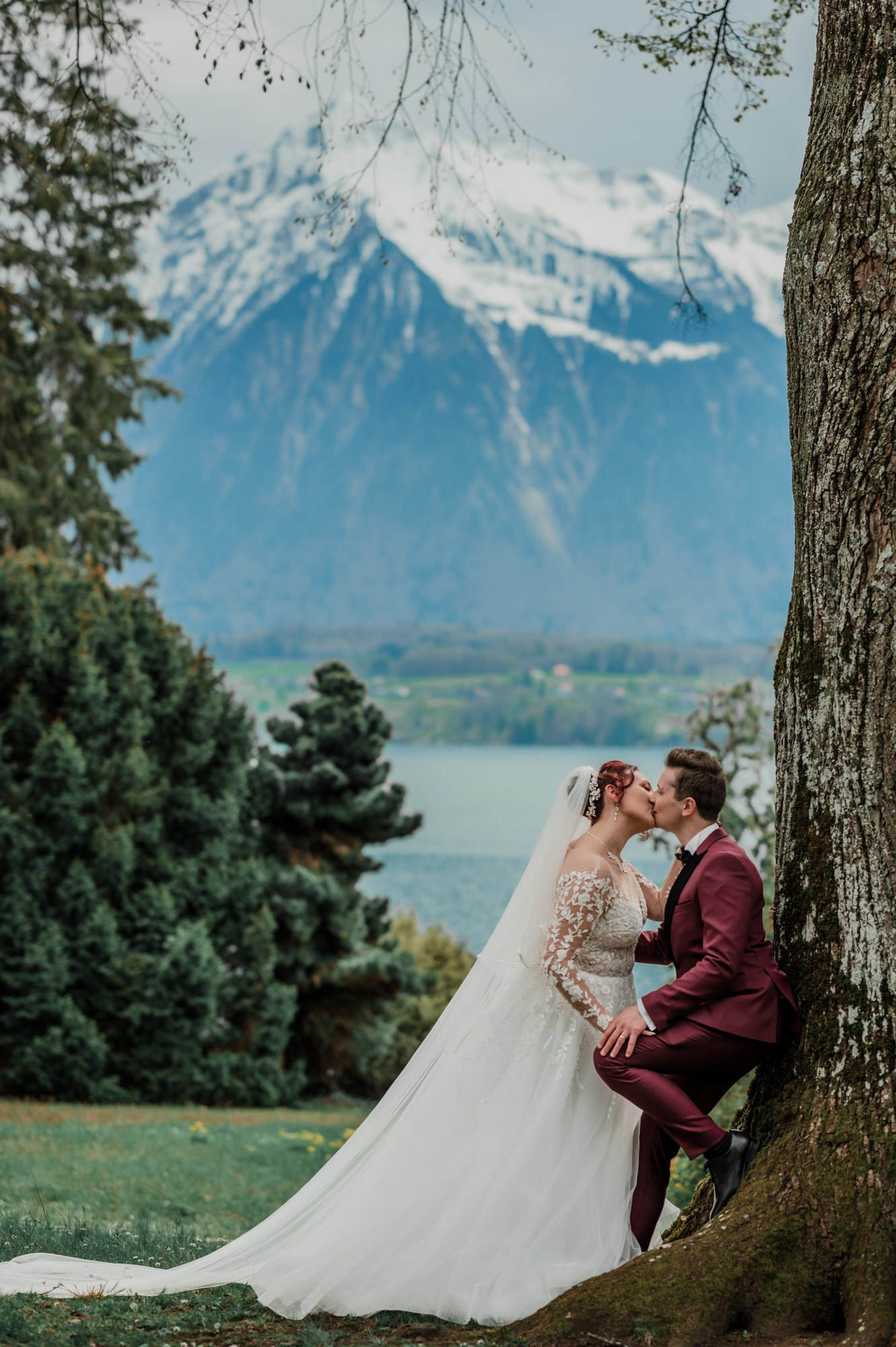Brautpaar im Modern Boho-Stil posiert vor dem blauen Bodensee