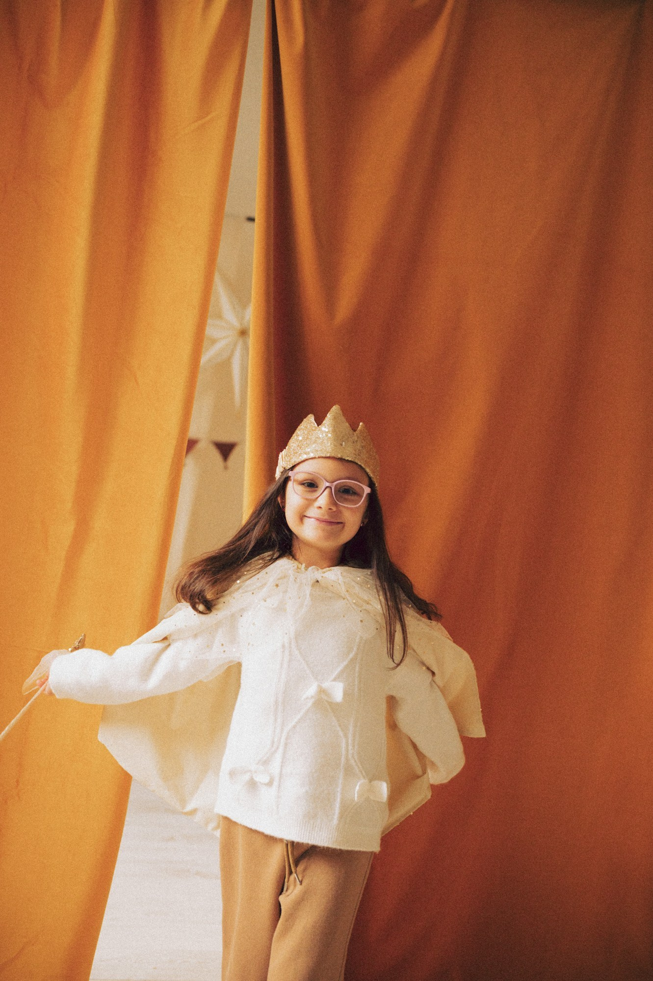 servizio fotografico natalizio famiglia, teatrino delle ombre, gioco creativo bambini, atmosfera intima natalizia, luce calda inverno, fotografia di famiglia creativa, racconti di Natale, connessione genitori figli, pupazzi fatti a mano, anastasiia buchinskaia photographer, anamilanofoto, servizio natale milano, fotografo sessione natalizia milano, migliore sessione fotografica natalizia