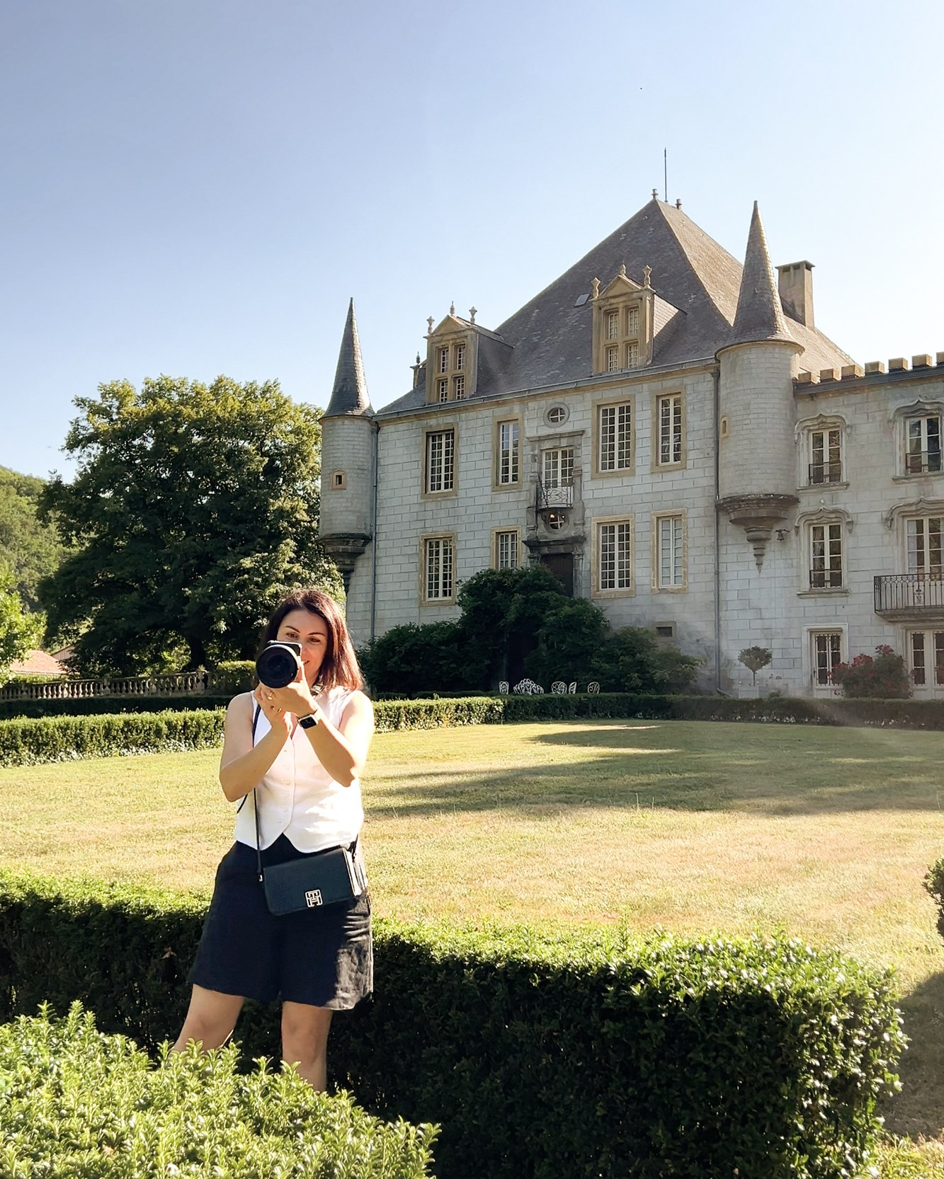 Eugénie Smirnova photographing a wedding at Château Bagen in South West France