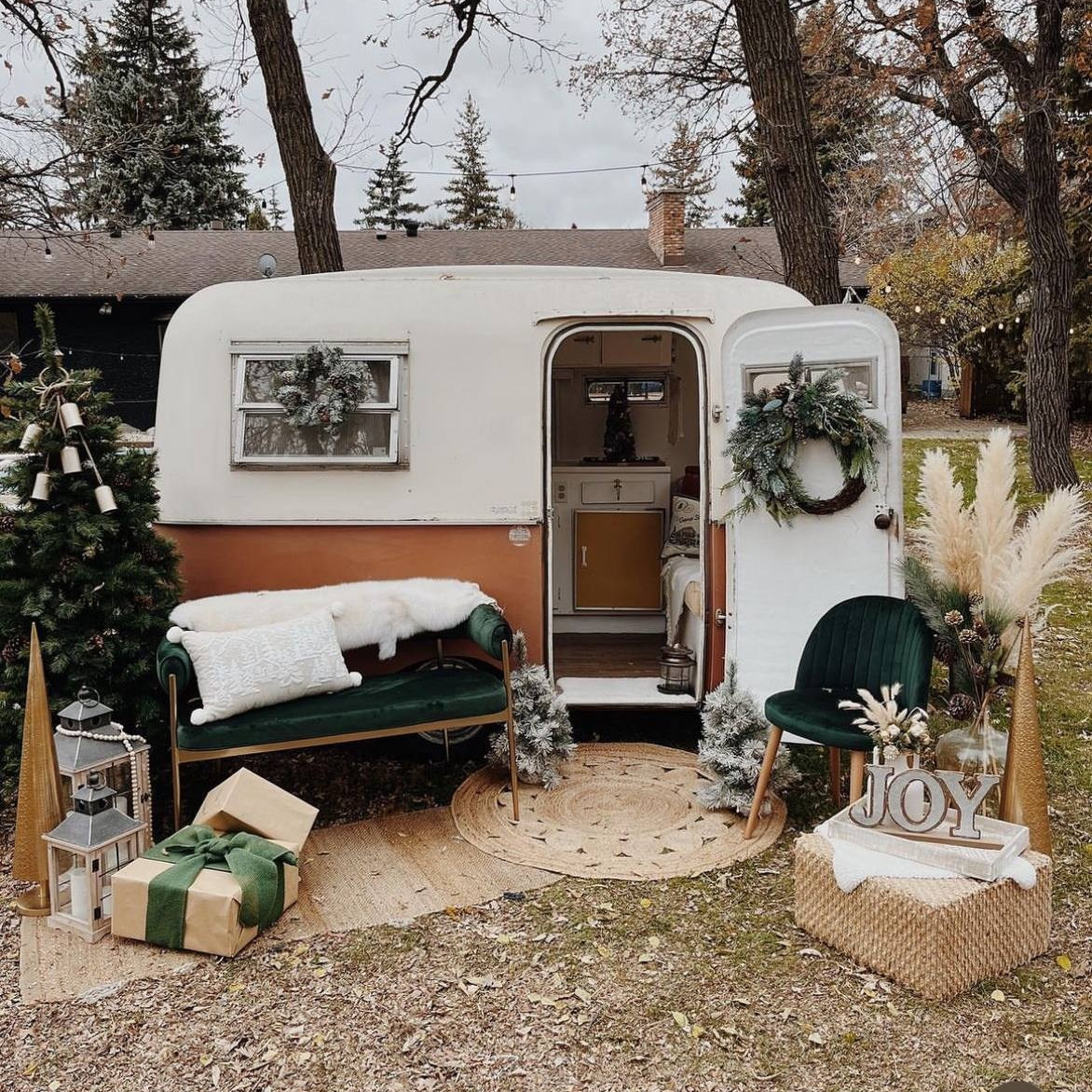 Christmas mini session. Wedding photographers in Winnipeg