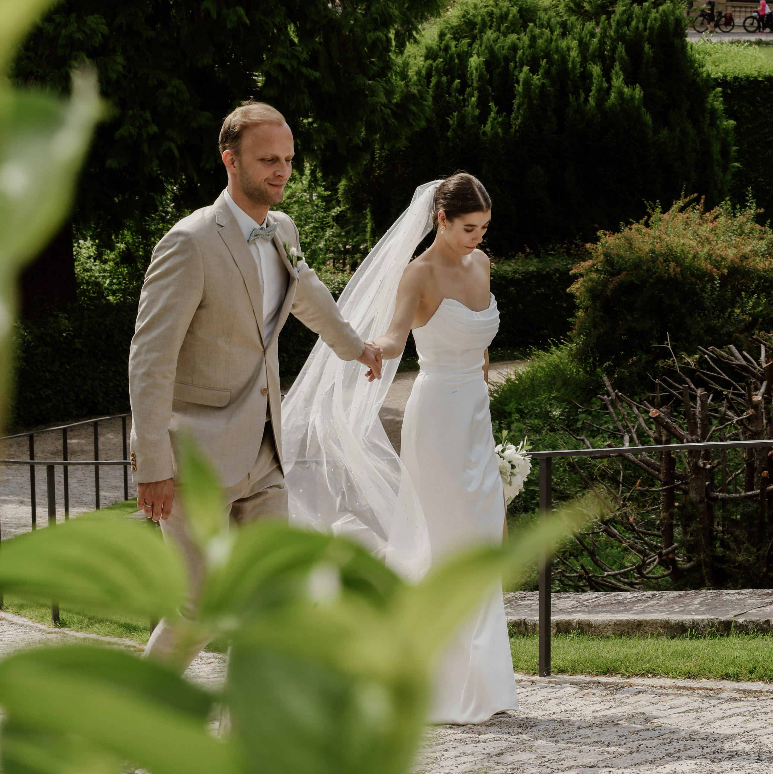 Glücklicher Moment des Brautpaares vor historischer Architektur in Würzburg