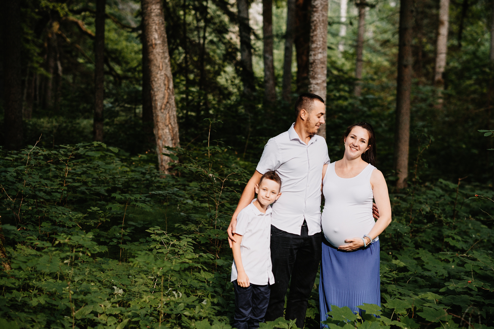 Ģimenes fotosesija Jēkabpilī mežā. Mežaraupu ģimenes fotosesija, ģimenes pieaugums.